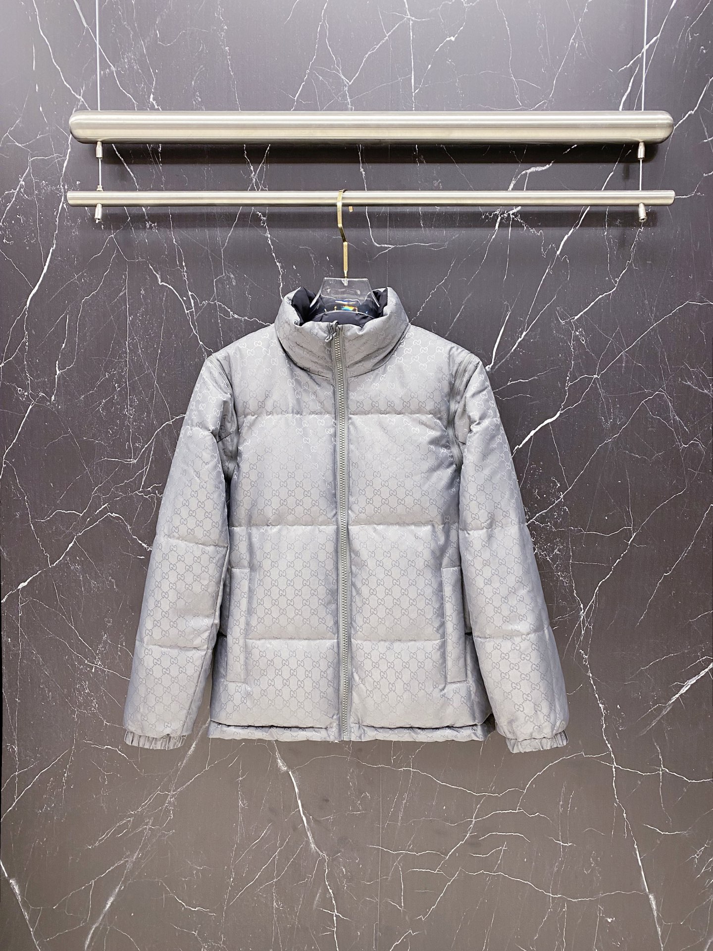 NO:691625,Hot style down jacket with reversible sleeves and removable sleeves. Gucci's 2025 new down jacket show new product. The sleeves are removable and can be worn four times. The appearance is perfect. The high-tech waterproof fabric in the store is filled with 95 white duck down. It is comfortable and warm. The color is full and attractive. The design is very brilliant. It can easily enhance the sense of fashion. The workmanship is extremely sophisticated and rigorous, and the wiring is neat and meticulous!  A masterpiece from a famous designer!  The upper body does not look bloated and is super handsome!  Counter size: 48-56,,gucci,down jacket,19860909爆款羽绒服 双面穿袖子可拆卸 Gucci 古奇 2025新款羽绒服秀场新品,袖子可拆卸,一衣四穿.品相非常完美,专柜高科技防水面料,内里95白鸭绒填充,舒适保暖,色泽饱满诱人,非常出彩的设计,轻松将时髦感进阶,做工极为考究严谨,走线工整细致！大牌设计师巨作！上身不显臃肿、超级帅气！柜台码数: 48-56,,gucci,down jacket,,Men's clothing