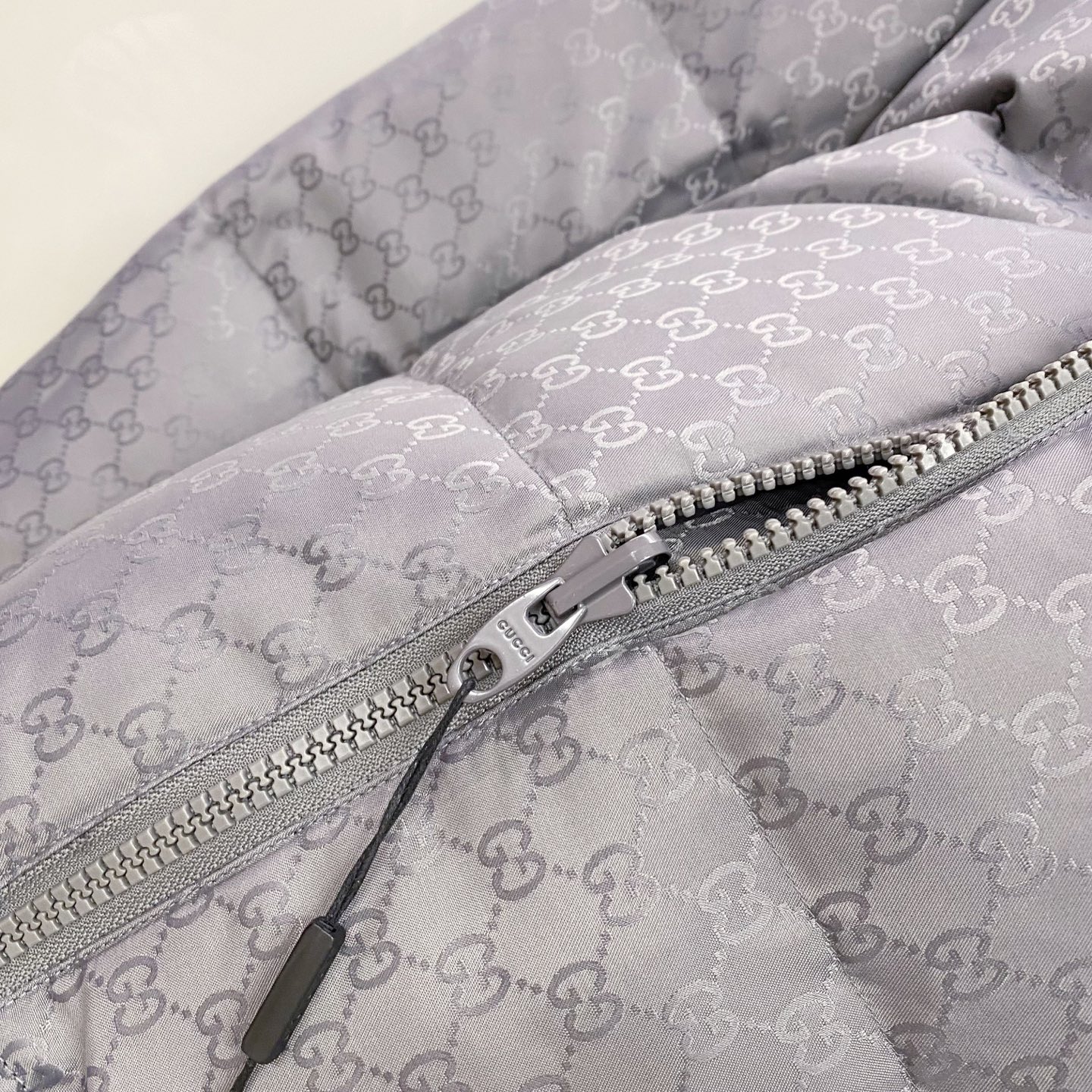 爆款羽绒服 双面穿袖子可拆卸 Gucci 古奇 2025新款羽绒服秀场新品，袖子可拆卸，一衣四穿。品相非