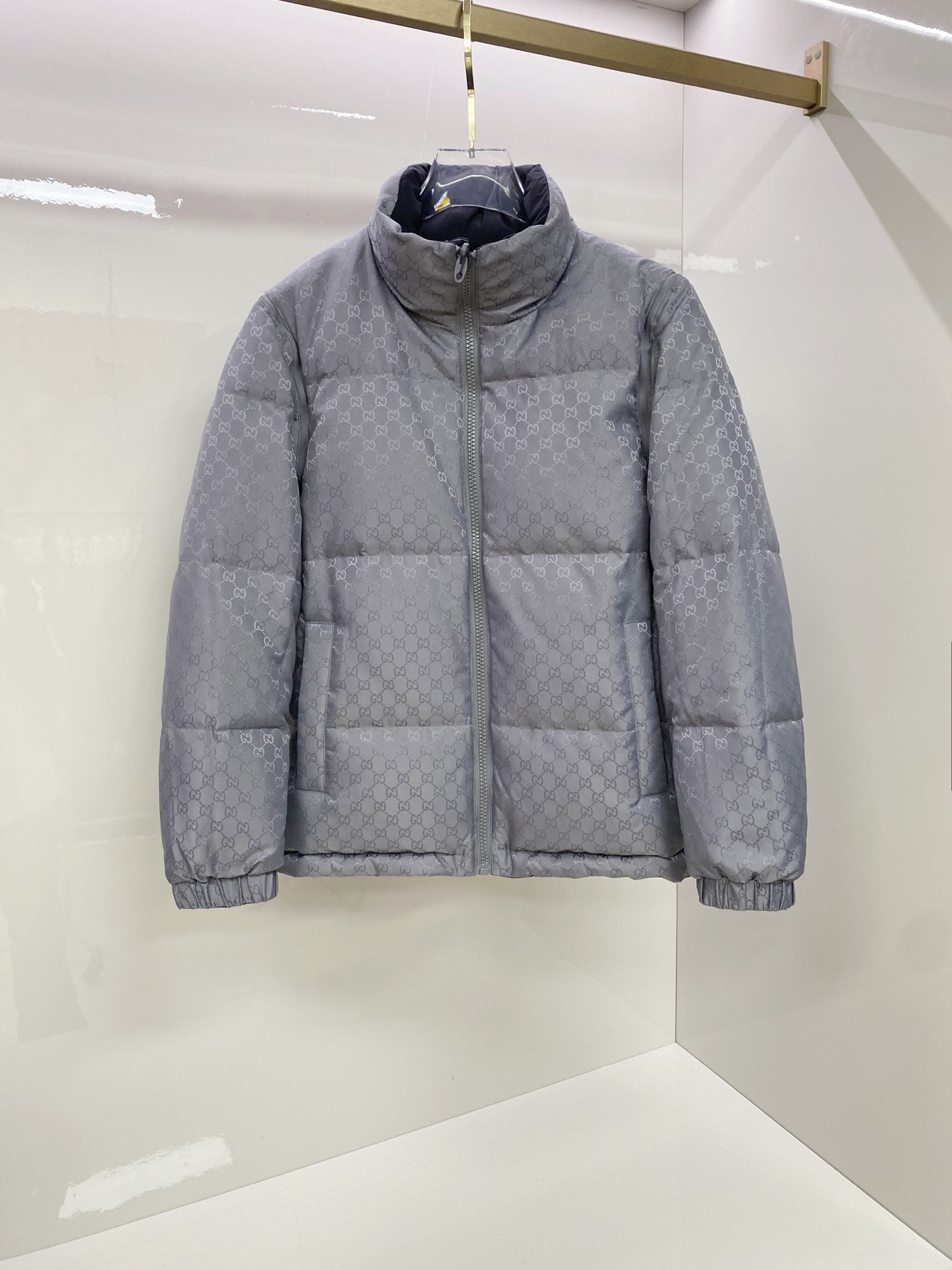 NO:692013,Hot style down jacket with reversible sleeves and removable sleeves. Gucci's 2025 new down jacket show new product. The sleeves are removable and can be worn four times. The appearance is perfect. The high-tech waterproof fabric in the store is filled with 95 white duck down. It is comfortable and warm. The color is full and attractive. The design is very brilliant. It can easily enhance the sense of fashion. The workmanship is extremely sophisticated and rigorous, and the wiring is neat and meticulous!  A masterpiece from a famous designer!  The upper body does not look bloated and is super handsome!  Counter size: 48-56,,gucci,down jacket,19860909爆款羽绒服 双面穿袖子可拆卸 Gucci 古奇 2025新款羽绒服秀场新品,袖子可拆卸,一衣四穿.品相非常完美,专柜高科技防水面料,内里95白鸭绒填充,舒适保暖,色泽饱满诱人,非常出彩的设计,轻松将时髦感进阶,做工极为考究严谨,走线工整细致！大牌设计师巨作！上身不显臃肿、超级帅气！柜台码数: 48-56,,gucci,down jacket,,Men's clothing