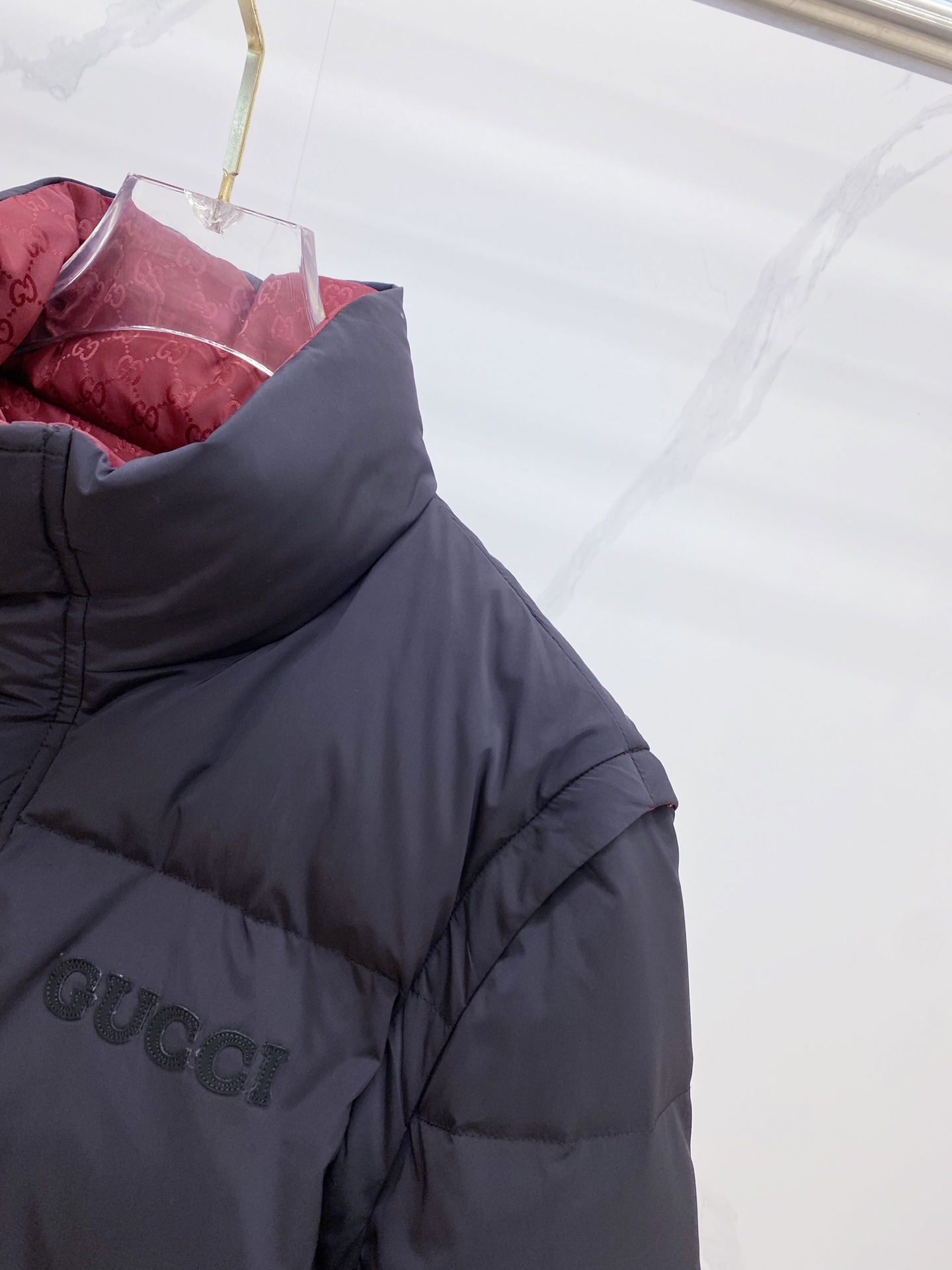 爆款羽绒服 双面穿袖子可拆卸 Gucci 古奇 2025新款羽绒服秀场新品，袖子可拆卸，一衣四穿。品相非