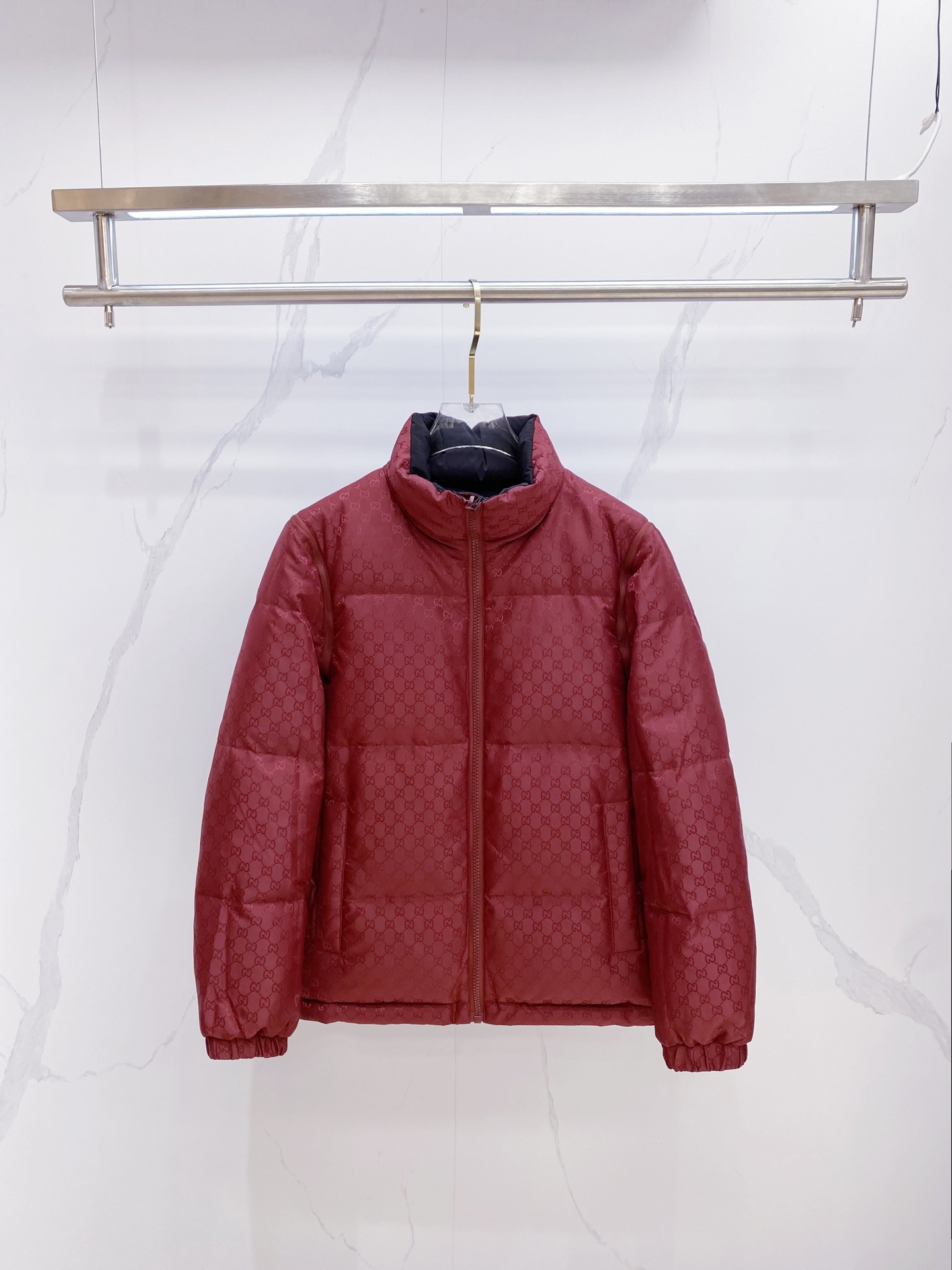 NO:680763,Hot style down jacket with reversible sleeves and removable sleeves. Gucci's new down jacket is a new show product. The sleeves are removable and can be worn four times. The appearance is perfect. The high-tech waterproof fabric in the store is filled with 95 white duck down inside. It is comfortable and warm. The color is full and attractive. The design is very outstanding, and it can easily enhance the sense of fashion. The workmanship is extremely sophisticated and rigorous, and the wiring is neat and meticulous!  A masterpiece from a famous designer!  The upper body does not look bloated and is super handsome!  Counter size: 48-56,,gucci,down jacket,19860909爆款羽绒服 双面穿袖子可拆卸 Gucci 古奇 新款羽绒服秀场新品,袖子可拆卸,一衣四穿.品相非常完美,专柜高科技防水面料,内里95白鸭绒填充,舒适保暖,色泽饱满诱人,非常出彩的设计,轻松将时髦感进阶,做工极为考究严谨,走线工整细致！大牌设计师巨作！上身不显臃肿、超级帅气！柜台码数: 48-56,,gucci,down jacket,,Men's clothing