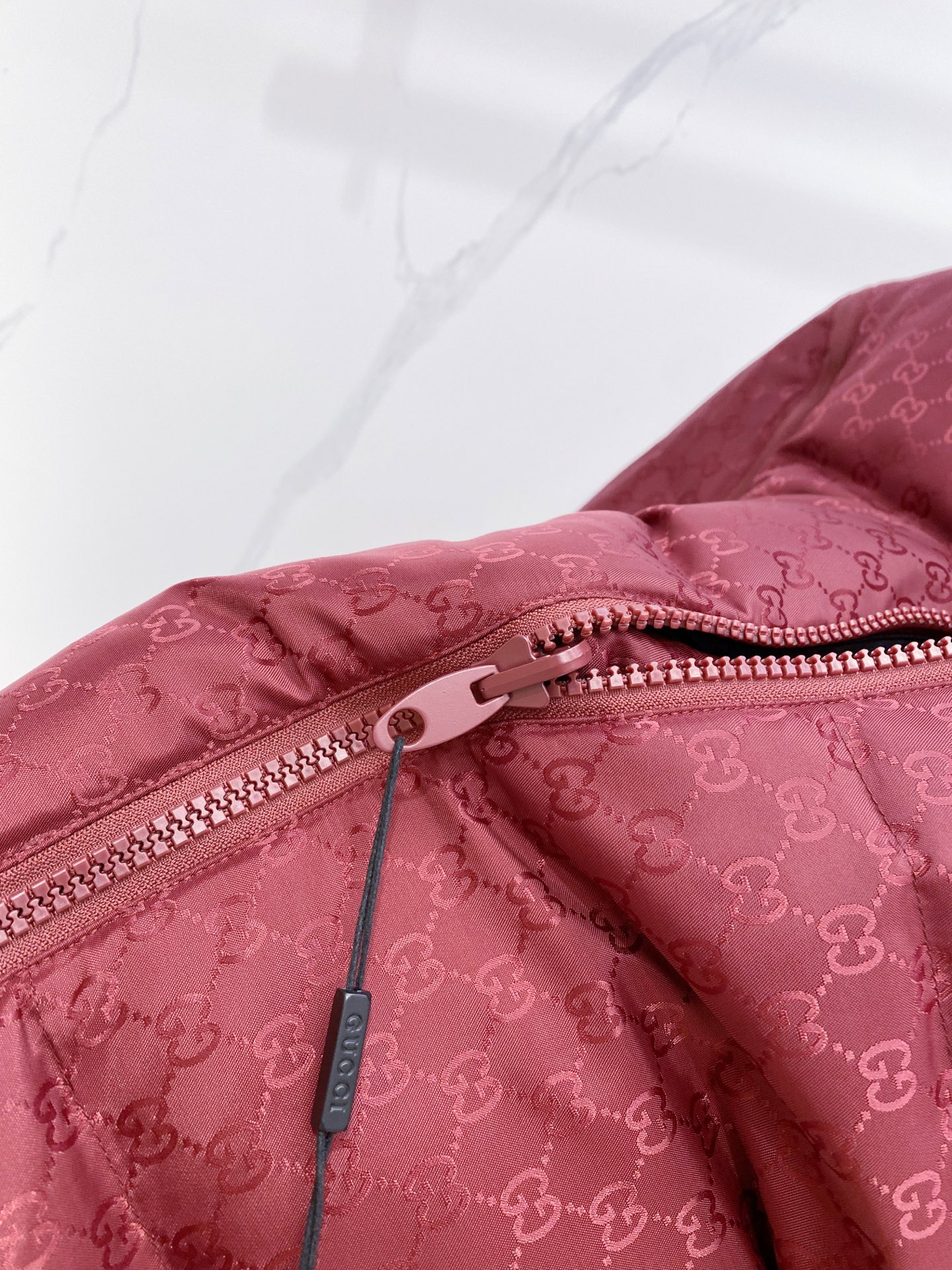 爆款羽绒服 双面穿袖子可拆卸 Gucci 古奇 2025新款羽绒服秀场新品，袖子可拆卸，一衣四穿。品相非