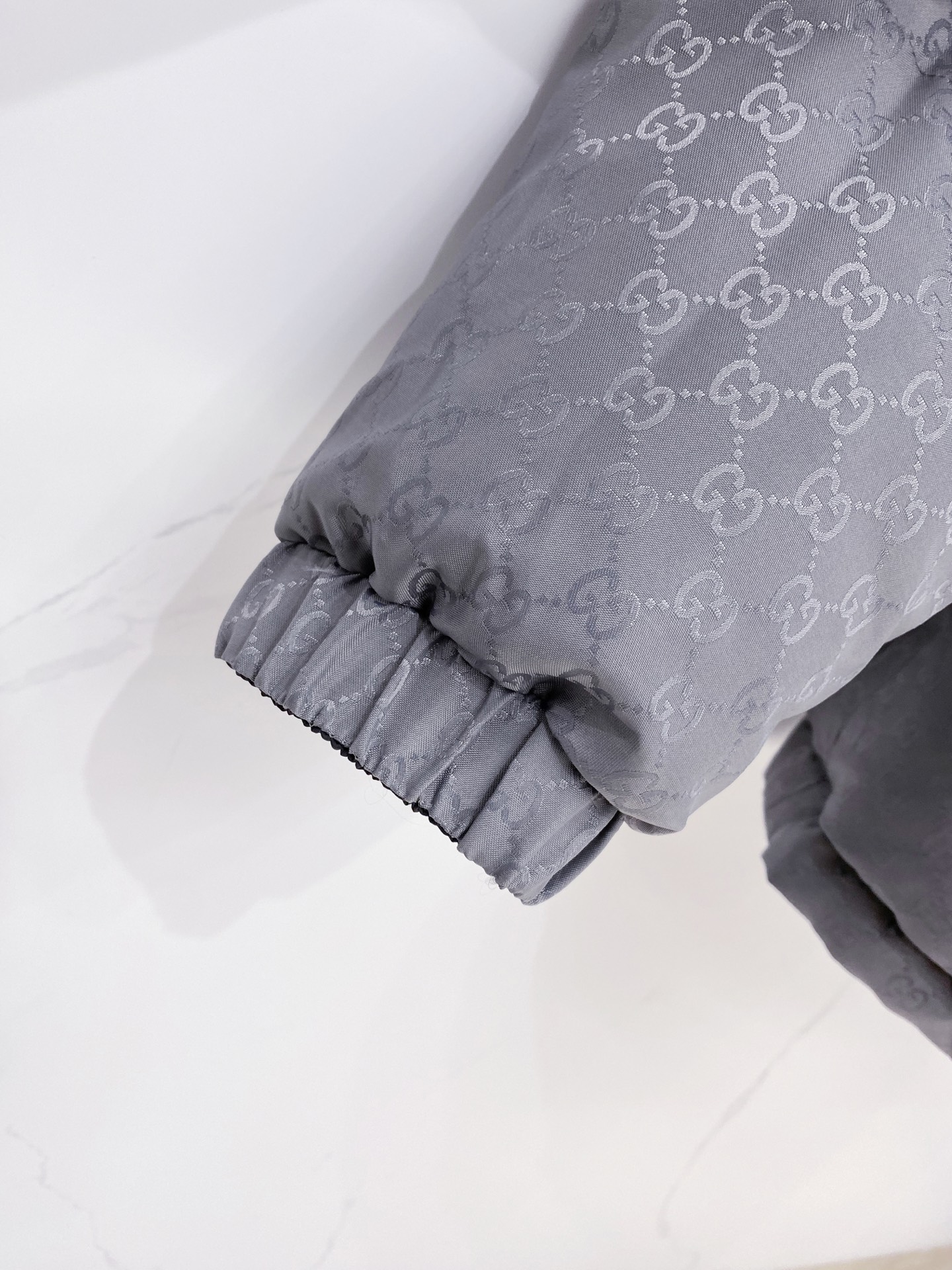 爆款羽绒服 双面穿袖子可拆卸 Gucci 古奇 2025新款羽绒服秀场新品，袖子可拆卸，一衣四穿。品相非