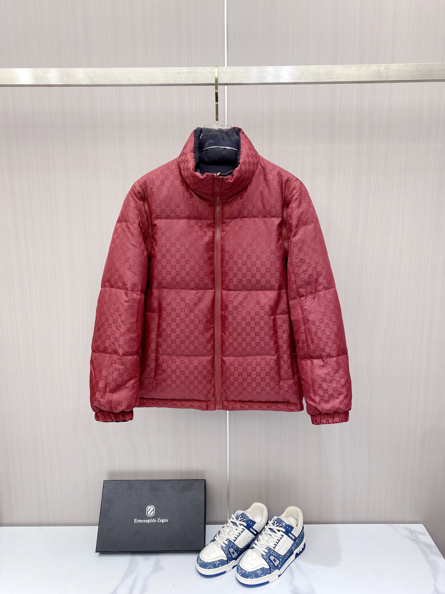 NO:680846,Hot style down jacket with reversible sleeves and removable sleeves. Gucci's 2025 new down jacket show new product. The sleeves are removable and can be worn four times. The appearance is perfect. The high-tech waterproof fabric in the store is filled with 95 white duck down. It is comfortable and warm. The color is full and attractive. The design is very brilliant. It can easily enhance the sense of fashion. The workmanship is extremely sophisticated and rigorous, and the wiring is neat and meticulous!  A masterpiece from a famous designer!  The upper body does not look bloated and is super handsome!  Counter size: 48-56,,gucci,down jacket,19860909爆款羽绒服 双面穿袖子可拆卸 Gucci 古奇 2025新款羽绒服秀场新品,袖子可拆卸,一衣四穿.品相非常完美,专柜高科技防水面料,内里95白鸭绒填充,舒适保暖,色泽饱满诱人,非常出彩的设计,轻松将时髦感进阶,做工极为考究严谨,走线工整细致！大牌设计师巨作！上身不显臃肿、超级帅气！柜台码数: 48-56,,gucci,down jacket,,Men's clothing