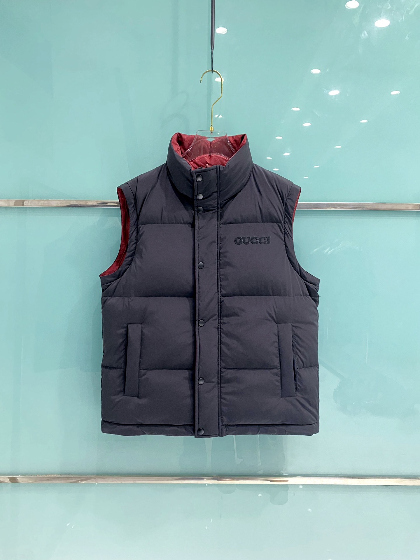 爆款羽绒服 双面穿袖子可拆卸 Gucci 古奇 2025新款羽绒服秀场新品，袖子可拆卸，一衣四穿。品相非