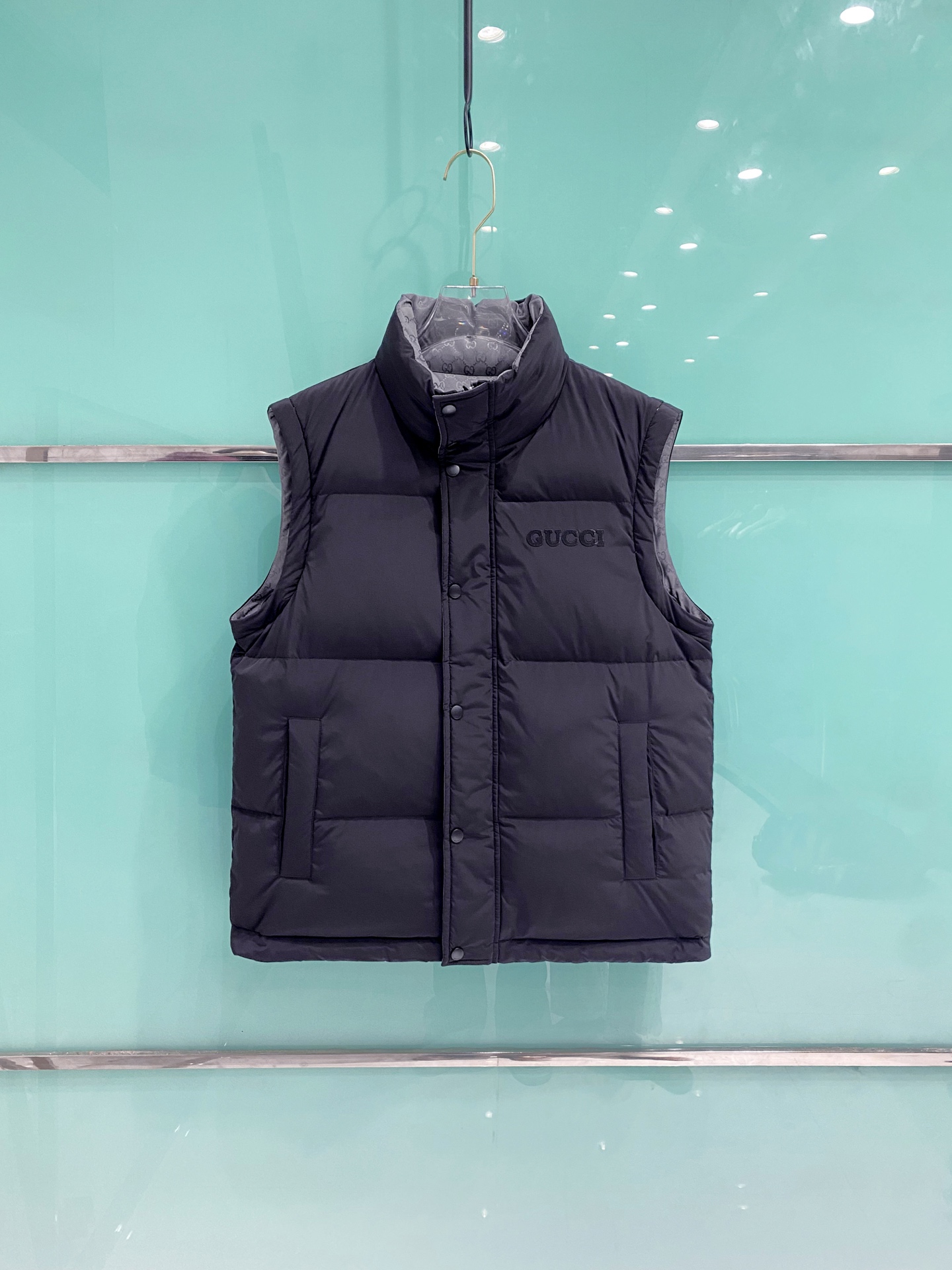 爆款羽绒服 双面穿袖子可拆卸 Gucci 古奇 2025新款羽绒服秀场新品，袖子可拆卸，一衣四穿。品相非