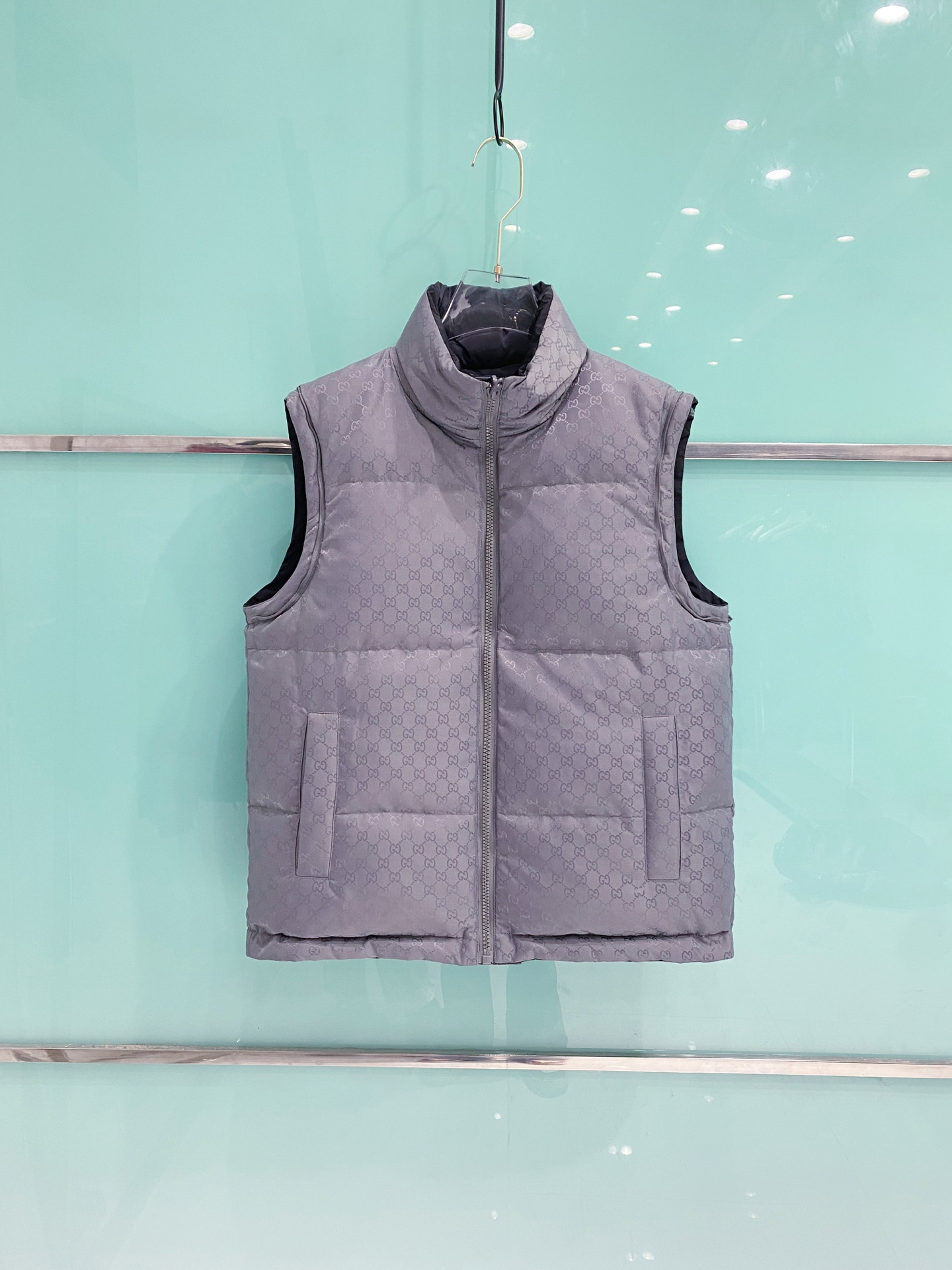 爆款羽绒服 双面穿袖子可拆卸 Gucci 古奇 2025新款羽绒服秀场新品，袖子可拆卸，一衣四穿。品相非