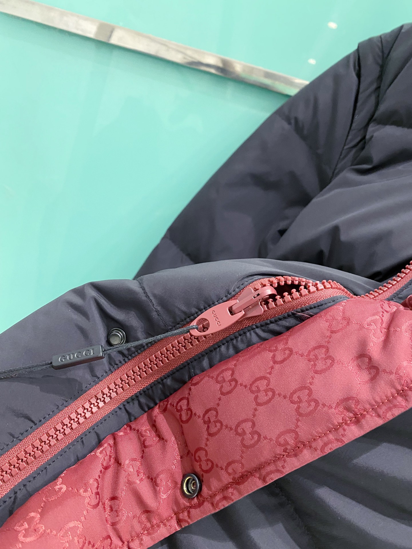 爆款羽绒服 双面穿袖子可拆卸 Gucci 古奇 2025新款羽绒服秀场新品，袖子可拆卸，一衣四穿。品相非