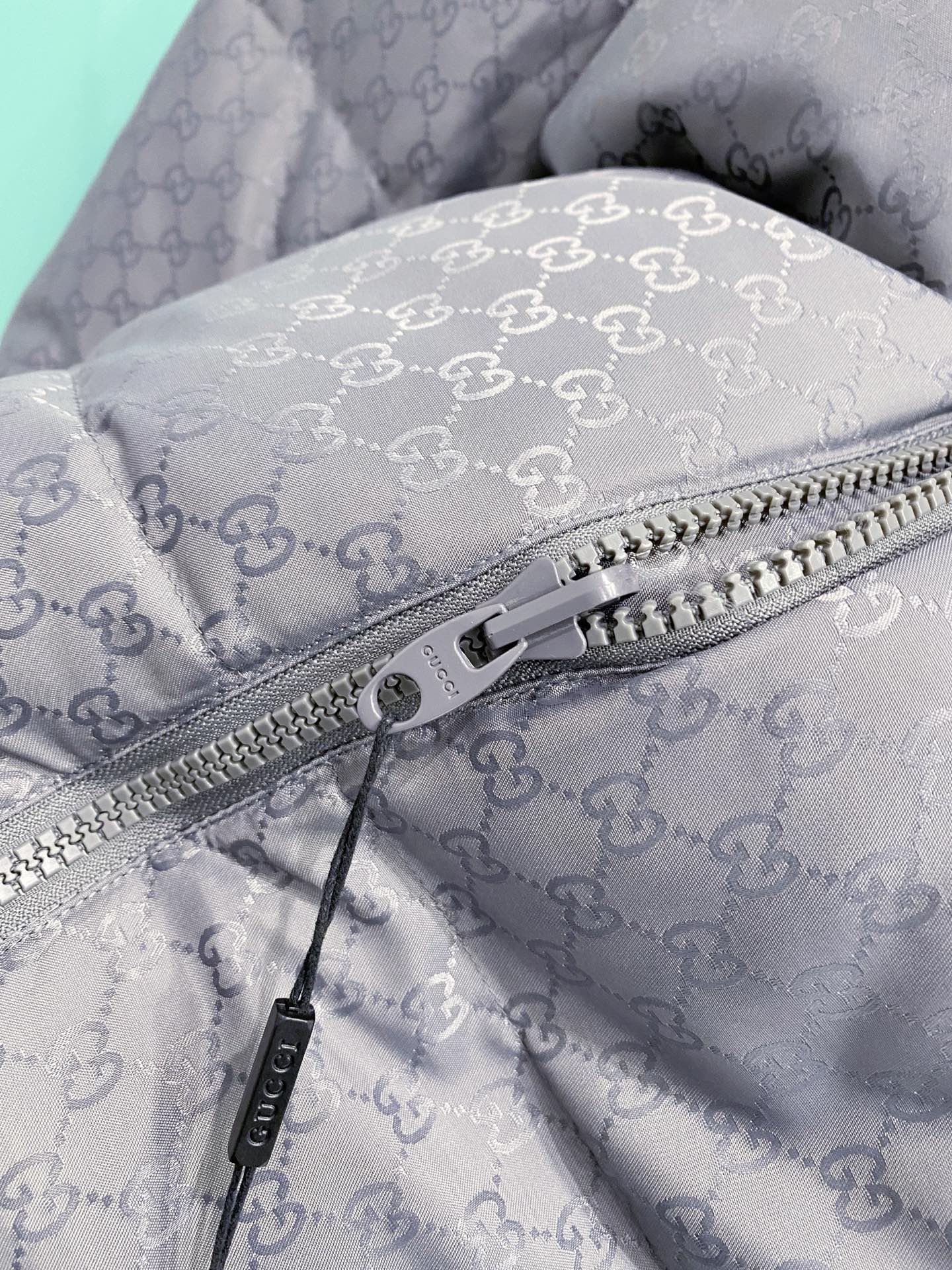 爆款羽绒服 双面穿袖子可拆卸 Gucci 古奇 2025新款羽绒服秀场新品，袖子可拆卸，一衣四穿。品相非