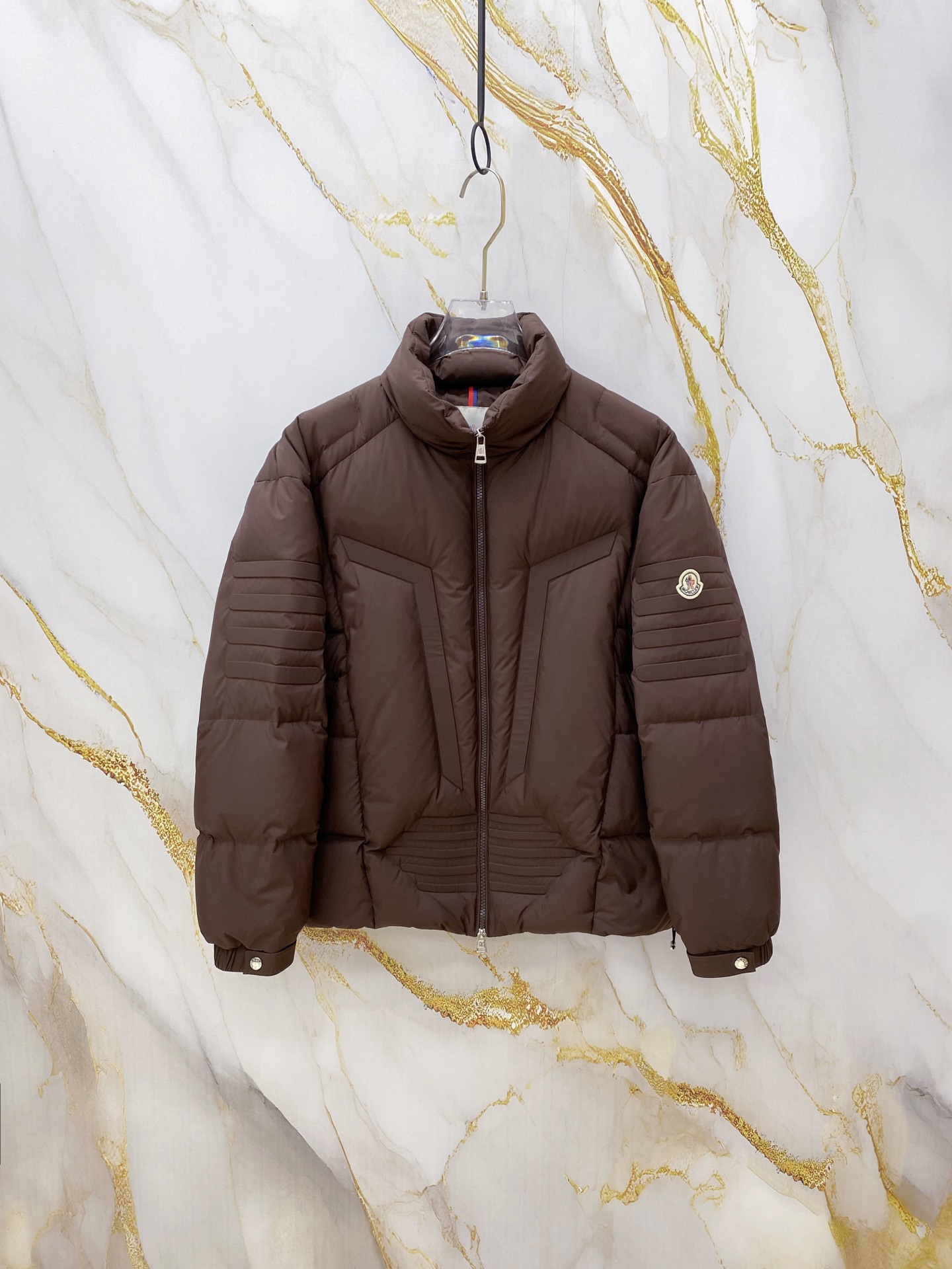 NO:712168,Premium down Moncler Matt Black3144 European limited edition. 2025 new heavy-duty machine style special-shaped cut stand-collar down jacket. White duck down filling. The ultimate heavy-duty item. Matt  black This short down jacket is a statement piece, designed for the modern man who values functionality and beauty. The epitome of avant-garde menswear, this down jacket is made from lightweight nylon fabric with water-repellent properties. Decorated with novel quilting and embroidered logo on the back neck. Made of fine soft fabric Polyester lining Embroidered logo on the back neck Filled with down Stand-up collar Zipper closure Hidden pockets Elastic cuffs  Adjustable elastic hem Special-shaped quilting design Adhesive logo lettering Felt logo Size1-5 black/brown/white,,jackets & coats,jackets & coats,down jacket,19860909特级羽绒Moncler Matt Black3144欧洲限定款.2025全新重工机甲风异型裁剪立领羽绒外套.白鸭绒填充.极致重工单品. Matt black此款短款羽绒夹克是一款个性单品,专为注重功能性和美观的现代男士设计.此款羽绒夹克是前卫男装的典范之作,采用具有拒水性能的轻盈尼龙面料制成.饰有新颖绗缝,后领口饰有刺绣Logo标识. 采用细密柔软面料制成 聚酯纤维衬里 后领口饰有刺绣logo标识 填充羽绒 立领 拉链开合 隐藏式口袋 松紧袖口 可调节松紧下摆 异型绗缝设计 粘合标识字样 毛毡标识 Size1-5 黑色/棕色/白色,,jackets & coats,jackets & coats,down jacket,,Men's clothing