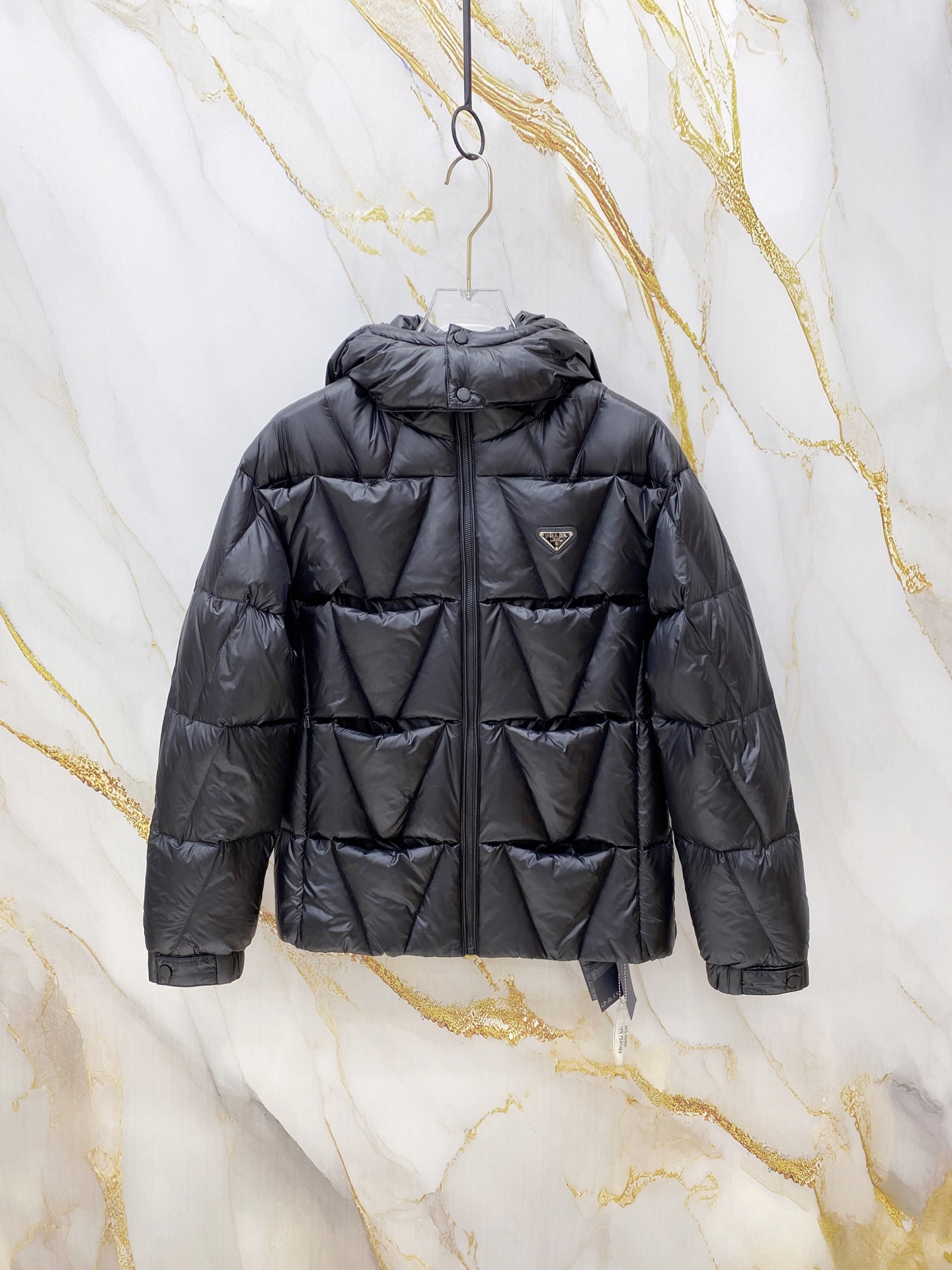 NO:712155,Prada 2025 Winter New Stand Collar Hooded Down Jacket Detachable hooded rhombus ladder down jacket ~ Customized zippers for customers. Triangular badge embellishment on the chest. The front and rear of the down jacket are made of a stepped three-dimensional structure. The entire down jacket adopts three-dimensional quilting technology. Each step has a uniform, full and fluffy effect!  All body shapes can be easily controlled. The style is classic and timeless. Warm and practical. Top quality. Customized special fabrics with top silky feel. Versatile original customized ultra-fine stretch fabric. Customized 90 white duck down filling. Light, soft, comfortable, warm and stylish!  Black 48-56, size 48 shoulder width 54 bust 106 length 67 sleeve length 58; size 50 shoulder width 55 bust 110 length 68 sleeve length 59; size 52 shoulder width 56 bust 114 length 69 sleeve length 60; size 54 shoulder width 57 bust 118 length 71 sleeve length 61;  Size 56, shoulder width 58, bust 122, length 72, sleeve length 62;,,prada,prada,down jacket,hats,19860909Prada 普拉达 2025年冬季新款立领连帽羽绒服 可脱卸连帽菱形阶梯羽绒服～客供定制拉链 胸口三角徽章点缀 前后用阶梯式立体结构做羽绒服整体采用立体绗缝工艺,每一格阶梯都均匀饱满蓬松的效果！所有身材都可以轻松驾驭 款式经典永不过时 保暖又实穿 顶级品质 私订特殊面料手感顶级丝滑 百搭款原版定制超细微弹面料 定制90白鸭绒填充 轻盈柔软舒适 保暖有型！ 黑色48-56, 48码肩宽54胸围106衣长67袖长58； 50码肩宽55胸围110衣长68袖长59； 52码肩宽56胸围114衣长69袖长60； 54码肩宽57胸围118衣长71袖长61； 56码肩宽58胸围122衣长72袖长62；,,prada,prada,down jacket,hats,,Men's clothing