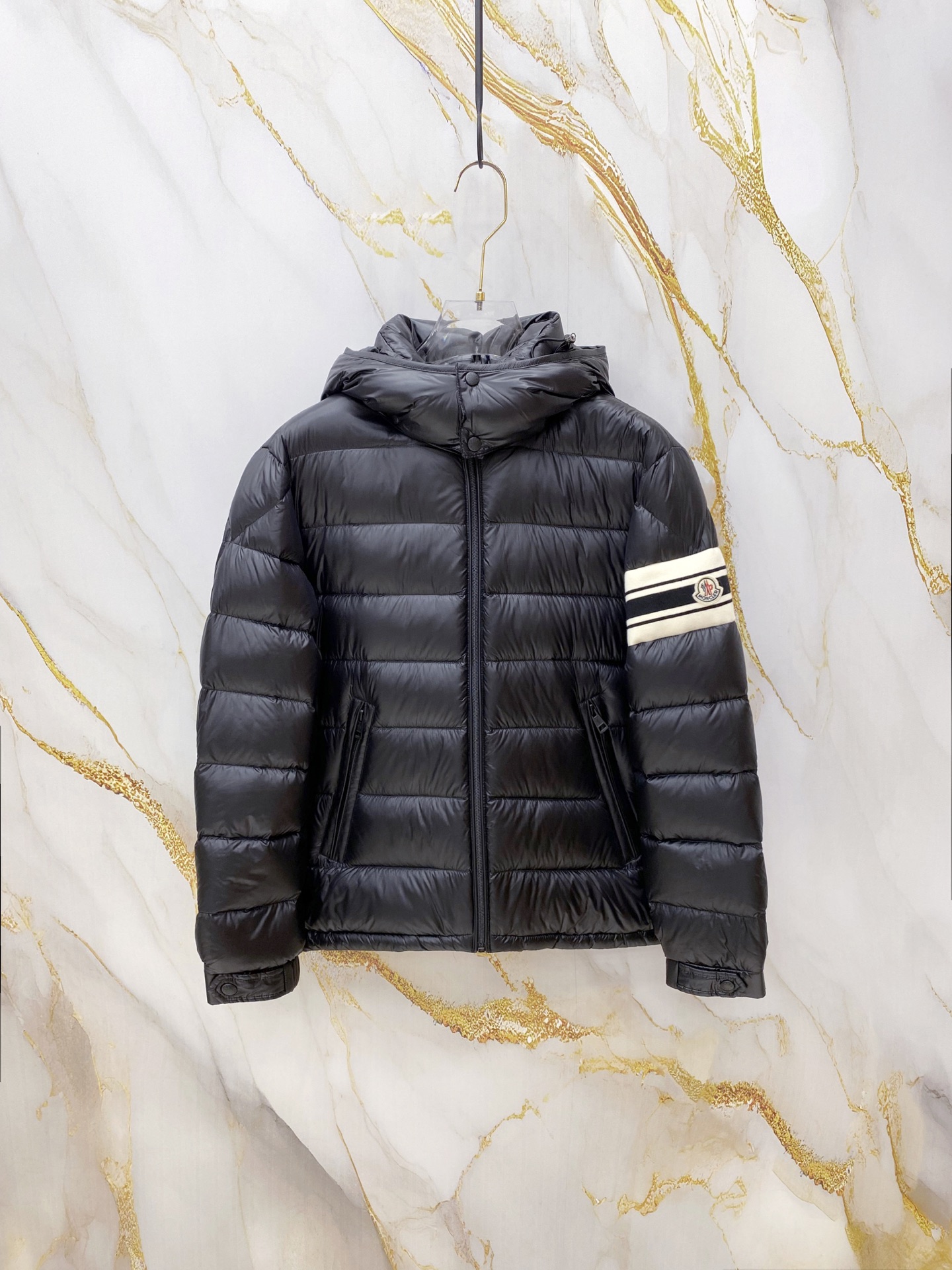 NO:712172,Moncler 2025 autumn and winter new removable hooded down jacket, trading company order Because we are dedicated, we work hard!  The overall design is simple and refreshing, with thick puffy feel and slim fit. The logo is embellished on the arms. The stripes are embellished to make it dynamic, fashionable and not monotonous!  High collar windproof design, comfortable and warm!  Technical fabric, microfiber, soft, waterproof. 90% white duck down filling is light, soft, comfortable and warm. Straight zipper closure, removable hood design, fits the neck, soft and comfortable, locks in warmth. Low-key luxury, full of details, simple, generous, flexible and versatile, wear your own fashion style. Black 1-5, 1 size shoulder width 48 bust 106 length 67 sleeve length 62;  Size 2, shoulder width 49, bust 110, length 68, sleeve length 63; size 3, shoulder width 50, bust 114, length 69, sleeve length 64; size 4, shoulder width 51, bust 118 length 71, sleeve length 65; size 5, shoulder width 52, bust 122, length 72, sleeve length 66;,,Moncler,jackets & coats,down jacket,hats,19860909Moncler蒙口 2025秋冬新款可脱卸连帽羽绒服外套,贸易公司订单 因为专注,所以用心！整体简洁清爽,蓬感厚实,版裁修身 手臂处logo标志点缀 条纹点缀动感时尚不单调！高领防风设计,舒适保暖！科技面料·微纤维、柔软、防水.90％白鸭绒填充轻盈、柔软、舒适、保暖.直拉链开合、可脱卸连帽设计、贴合颈部、柔软舒适、锁温保暖.低调奢华 细节满 至简、大方、灵活百搭、穿出自己的时尚型格. 黑色1-5, 1码肩宽48胸围106衣长67袖长62； 2码肩宽49胸围110衣长68袖长63； 3码肩宽50胸围114衣长69袖长64； 4码肩宽51胸围118衣长71袖长65； 5码肩宽52胸围122衣长72袖长66；,,Moncler,jackets & coats,down jacket,hats,,Men's clothing