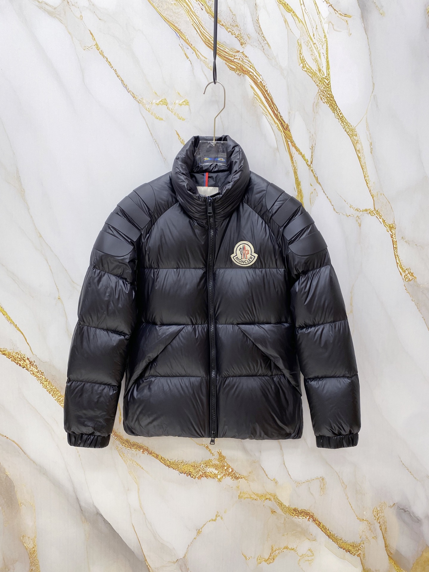 NO:712170,Moncler's 2025 latest stand-collar down jacket is a basic model that is simple and beautiful, fashionable and practical...Ordered from Korea, filled with 90% goose down for fluffy warmth, classic logo badge embroidery, a template designed based on outdoor ergonomic principles, with nanotechnology fabrics, the outer layer feels particularly good, the patchwork details and hardware accessories are perfect and exquisite, solid color high-energy style, versatile and fashionable, showing trendy charm, couple style, good-looking upper body for both men and women.  Three-dimensional tailoring, the silhouette is fashionable and loose, following ergonomic three-dimensional tailoring. In the refreshing and wide version, the waistline and shoulder shape are cleverly outlined, taking into account the grace and temperature. Customized three-dimensional lines are selected to embellish the body; the contrasting brand logo leather patch supports the extraordinary texture in the details. Comfortable experience, move with you. Full 90 goose down and large flowers, mixed air filling technology brings the ultimate soft skin-friendly experience. Convenient and warm to wear, keep comfortable and fashionable at all times. Black Apricot 1-5,  Size 1, bust 108, length 66, shoulder sleeve length 75; size 2, bust 112, length 67, sleeve length 76; size 3, bust 116, length 68, sleeve length 77; size 4, bust 120, length 70, sleeve length 78; size 5, bust 124, length 71, sleeve length 79;,,Moncler, down jacket,19860909Moncler 蒙口 2025最新款立领羽绒服 简约好看,时尚实用的基本款……韩国订单,90鹅绒填充蓬松保暖,经典logo徽章刺绣,户外人体学原理设计的型板,配以纳米科技面料,外层手感特别好,拼缝细节和五金配件都完美精致,纯色高能款,百搭时尚尽显潮流魅力,情侣款 男女上身都好看. 立体剪裁,廓形时尚宽松遵循人体工学的立体剪裁,于清爽宽阔的版型中,巧妙勾勒腰线肩型,兼顾风度与温度.甄选定制立体线条点缀于衣身；撞色品牌标识皮牌,于细微处承托不凡质感. 舒适体验,随身而动全90鹅绒饱满大朵,混合空气填充工艺带来极致柔软的亲肤体验 穿着便利温暖,时刻保持舒适时尚状态 黑色 杏色1-5, 1码胸围108衣长66肩袖长75； 2码胸围112衣长67肩袖长76； 3码胸围116衣长68肩袖长77； 4码胸围120衣长70肩袖长78； 5码胸围124衣长71肩袖长79；,,Moncler,down jacket,,Men's clothing