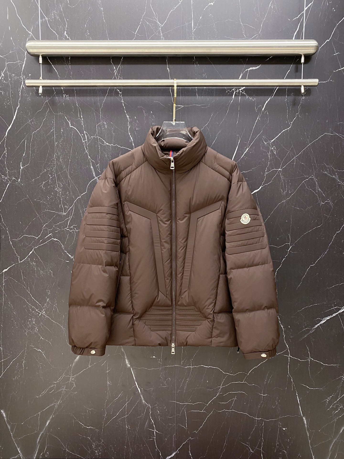 NO:691594,Premium down Moncler Matt Black3144 European limited edition. 2025 new heavy-duty machine style special-shaped cut stand-collar down jacket. White duck down filling. The ultimate heavy-duty item. Matt  black This short down jacket is a statement piece, designed for the modern man who values functionality and beauty. The epitome of avant-garde menswear, this down jacket is made from lightweight nylon fabric with water-repellent properties. Decorated with novel quilting and embroidered logo on the back neck. Made of fine soft fabric Polyester lining Embroidered logo on the back neck Filled with down Stand-up collar Zipper closure Hidden pockets Elastic cuffs  Adjustable elastic hem Special-shaped quilting design Adhesive logo lettering Felt logo Size1-5 black/brown/white,,jackets & coats,jackets & coats,down jacket,19860909特级羽绒Moncler Matt Black3144欧洲限定款.2025全新重工机甲风异型裁剪立领羽绒外套.白鸭绒填充.极致重工单品. Matt black此款短款羽绒夹克是一款个性单品,专为注重功能性和美观的现代男士设计.此款羽绒夹克是前卫男装的典范之作,采用具有拒水性能的轻盈尼龙面料制成.饰有新颖绗缝,后领口饰有刺绣Logo标识. 采用细密柔软面料制成 聚酯纤维衬里 后领口饰有刺绣logo标识 填充羽绒 立领 拉链开合 隐藏式口袋 松紧袖口 可调节松紧下摆 异型绗缝设计 粘合标识字样 毛毡标识 Size1-5 黑色/棕色/白色,,jackets & coats,jackets & coats,down jacket,,Men's clothing