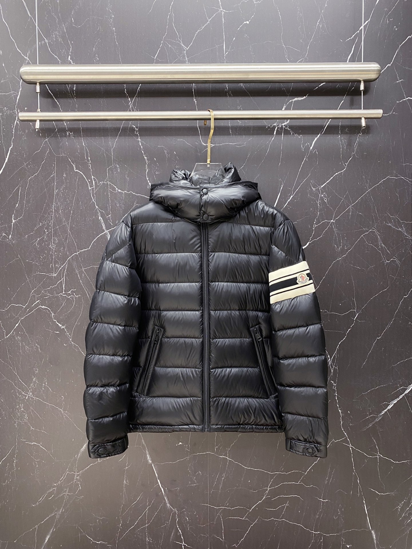 NO:691599,Moncler 2025 autumn and winter new removable hooded down jacket, trading company order Because we are dedicated, we work hard!  The overall design is simple and refreshing, with thick puffy feel and slim fit. The logo is embellished on the arms. The stripes are embellished to make it dynamic, fashionable and not monotonous!  High collar windproof design, comfortable and warm!  Technical fabric, microfiber, soft, waterproof. 90% white duck down filling is light, soft, comfortable and warm. Straight zipper closure, removable hood design, fits the neck, soft and comfortable, locks in warmth. Low-key luxury, full of details, simple, generous, flexible and versatile, wear your own fashion style. Black 1-5, 1 size shoulder width 48 bust 106 length 67 sleeve length 62;  Size 2, shoulder width 49, bust 110, length 68, sleeve length 63; size 3, shoulder width 50, bust 114, length 69, sleeve length 64; size 4, shoulder width 51, bust 118 length 71, sleeve length 65; size 5, shoulder width 52, bust 122, length 72, sleeve length 66;,,Moncler,jackets & coats,down jacket,hats,19860909Moncler蒙口 2025秋冬新款可脱卸连帽羽绒服外套,贸易公司订单 因为专注,所以用心！整体简洁清爽,蓬感厚实,版裁修身 手臂处logo标志点缀 条纹点缀动感时尚不单调！高领防风设计,舒适保暖！科技面料·微纤维、柔软、防水.90％白鸭绒填充轻盈、柔软、舒适、保暖.直拉链开合、可脱卸连帽设计、贴合颈部、柔软舒适、锁温保暖.低调奢华 细节满 至简、大方、灵活百搭、穿出自己的时尚型格. 黑色1-5, 1码肩宽48胸围106衣长67袖长62； 2码肩宽49胸围110衣长68袖长63； 3码肩宽50胸围114衣长69袖长64； 4码肩宽51胸围118衣长71袖长65； 5码肩宽52胸围122衣长72袖长66；,,Moncler,jackets & coats,down jacket,hats,,Men's clothing