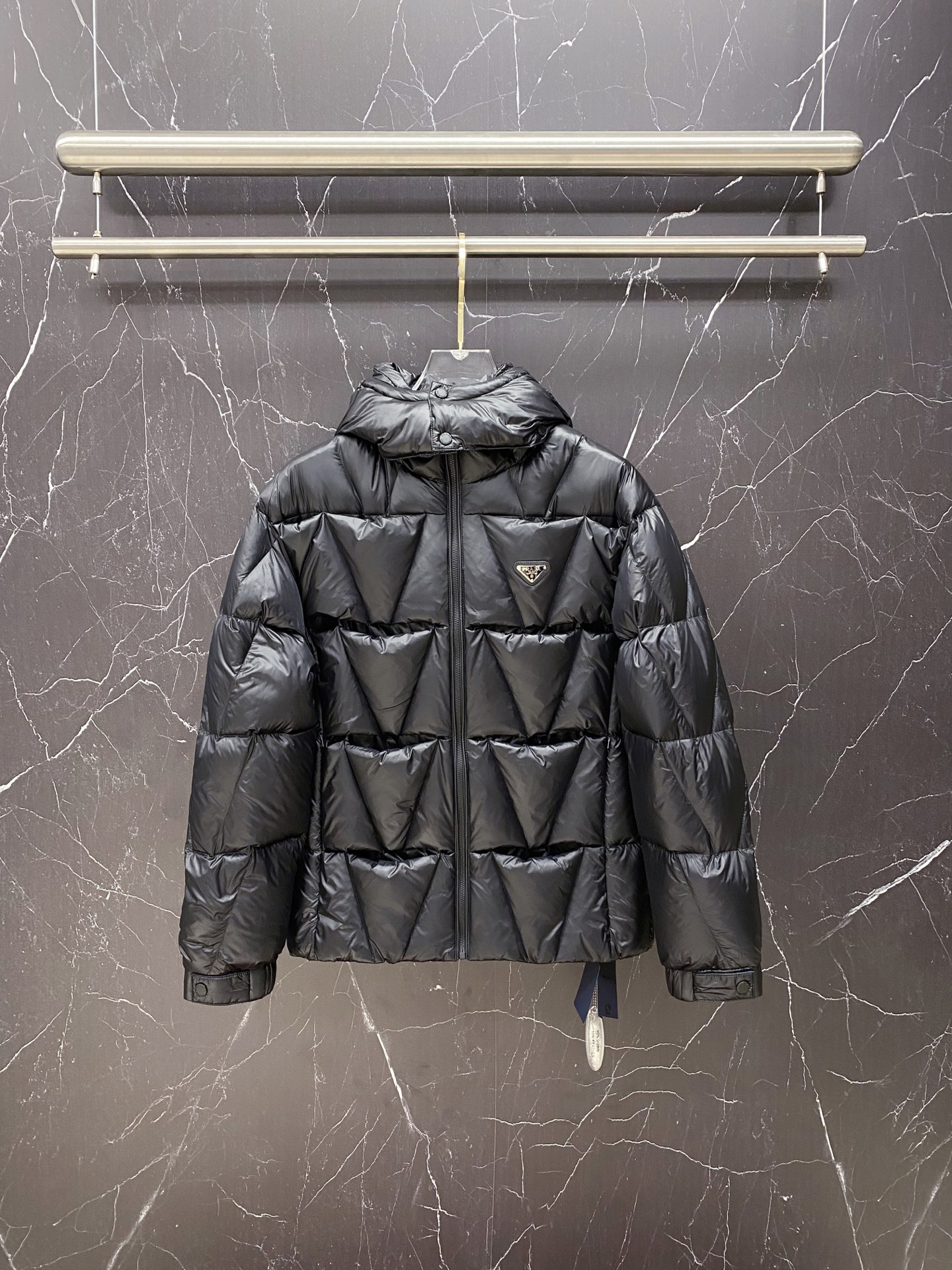 NO:691602,Prada 2025 Winter New Stand Collar Hooded Down Jacket Detachable hooded rhombus ladder down jacket ~ Customized zippers for customers. Triangular badge embellishment on the chest. The front and rear of the down jacket are made of a stepped three-dimensional structure. The entire down jacket adopts three-dimensional quilting technology. Each step has a uniform, full and fluffy effect!  All body shapes can be easily controlled. The style is classic and timeless. Warm and practical. Top quality. Customized special fabrics with top silky feel. Versatile original customized ultra-fine stretch fabric. Customized 90 white duck down filling. Light, soft, comfortable, warm and stylish!  Black 48-56, size 48 shoulder width 54 bust 106 length 67 sleeve length 58; size 50 shoulder width 55 bust 110 length 68 sleeve length 59; size 52 shoulder width 56 bust 114 length 69 sleeve length 60; size 54 shoulder width 57 bust 118 length 71 sleeve length 61;  Size 56, shoulder width 58, bust 122, length 72, sleeve length 62;,,prada,prada,down jacket,hats,19860909Prada 普拉达 2025年冬季新款立领连帽羽绒服 可脱卸连帽菱形阶梯羽绒服～客供定制拉链 胸口三角徽章点缀 前后用阶梯式立体结构做羽绒服整体采用立体绗缝工艺,每一格阶梯都均匀饱满蓬松的效果！所有身材都可以轻松驾驭 款式经典永不过时 保暖又实穿 顶级品质 私订特殊面料手感顶级丝滑 百搭款原版定制超细微弹面料 定制90白鸭绒填充 轻盈柔软舒适 保暖有型！ 黑色48-56, 48码肩宽54胸围106衣长67袖长58； 50码肩宽55胸围110衣长68袖长59； 52码肩宽56胸围114衣长69袖长60； 54码肩宽57胸围118衣长71袖长61； 56码肩宽58胸围122衣长72袖长62；,,prada,prada,down jacket,hats,,Men's clothing