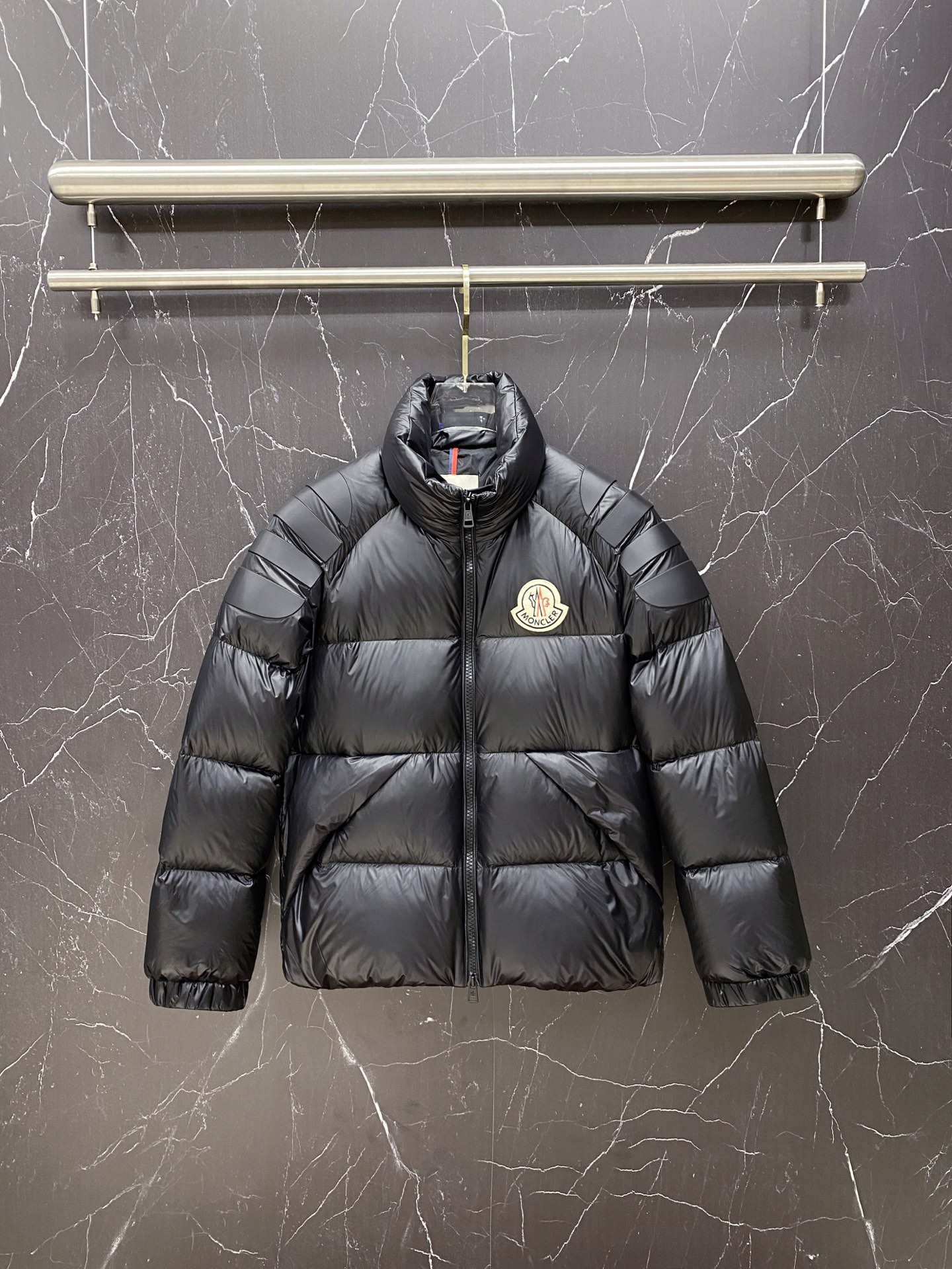 NO:691597,Moncler's 2025 latest stand-collar down jacket is a basic model that is simple and beautiful, fashionable and practical...Ordered from Korea, filled with 90% goose down for fluffy warmth, classic logo badge embroidery, a template designed based on outdoor ergonomic principles, with nanotechnology fabrics, the outer layer feels particularly good, the patchwork details and hardware accessories are perfect and exquisite, solid color high-energy style, versatile and fashionable, showing trendy charm, couple style, good-looking upper body for both men and women.  Three-dimensional tailoring, the silhouette is fashionable and loose, following ergonomic three-dimensional tailoring. In the refreshing and wide version, the waistline and shoulder shape are cleverly outlined, taking into account the grace and temperature. Customized three-dimensional lines are selected to embellish the body; the contrasting brand logo leather patch supports the extraordinary texture in the details. Comfortable experience, move with you. Full 90 goose down and large flowers, mixed air filling technology brings the ultimate soft skin-friendly experience. Convenient and warm to wear, keep comfortable and fashionable at all times. Black Apricot 1-5,  Size 1, bust 108, length 66, shoulder sleeve length 75; size 2, bust 112, length 67, sleeve length 76; size 3, bust 116, length 68, sleeve length 77; size 4, bust 120, length 70, sleeve length 78; size 5, bust 124, length 71, sleeve length 79;,,Moncler, down jacket,19860909Moncler 蒙口 2025最新款立领羽绒服 简约好看,时尚实用的基本款……韩国订单,90鹅绒填充蓬松保暖,经典logo徽章刺绣,户外人体学原理设计的型板,配以纳米科技面料,外层手感特别好,拼缝细节和五金配件都完美精致,纯色高能款,百搭时尚尽显潮流魅力,情侣款 男女上身都好看. 立体剪裁,廓形时尚宽松遵循人体工学的立体剪裁,于清爽宽阔的版型中,巧妙勾勒腰线肩型,兼顾风度与温度.甄选定制立体线条点缀于衣身；撞色品牌标识皮牌,于细微处承托不凡质感. 舒适体验,随身而动全90鹅绒饱满大朵,混合空气填充工艺带来极致柔软的亲肤体验 穿着便利温暖,时刻保持舒适时尚状态 黑色 杏色1-5, 1码胸围108衣长66肩袖长75； 2码胸围112衣长67肩袖长76； 3码胸围116衣长68肩袖长77； 4码胸围120衣长70肩袖长78； 5码胸围124衣长71肩袖长79；,,Moncler,down jacket,,Men's clothing