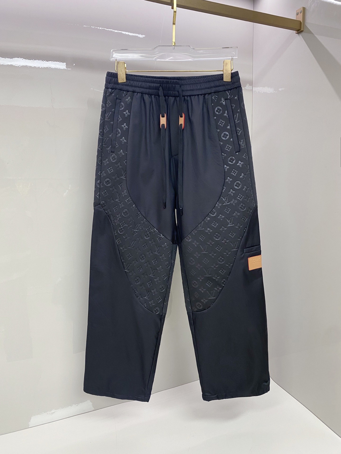 NO:691995,Louis Vuitton Louis Vuitton's 25 new autumn and winter casual pants are exclusive items of LV fashion design, luxury classic brand design, custom-made with imported high-end hardware accessories, exquisite details, and the upper body effect is super amazing~ The three-dimensional embossed concave and convex letter logo not only enhances the overall temperament, but also has very high brand recognition. It is a must-have for those who control fabrics and products!  Color Black Size 48-56,,louis vuitton,louis vuitton,louis vuitton,19860909LouisVuitton路易威登 25年秋冬新款休闲裤 LV时尚设计独家单品,奢华经典品牌设计,定制进口高端五金辅料制作,细节处理精致,上身效果超级无敌赞～立体浮雕凹凸面字母logo提升整体气质的同时,品牌辨识度非常高,面料控、品相控必入的一款！ 颜色黑色 码数48-56,,louis vuitton,louis vuitton,louis vuitton,,Men's clothing