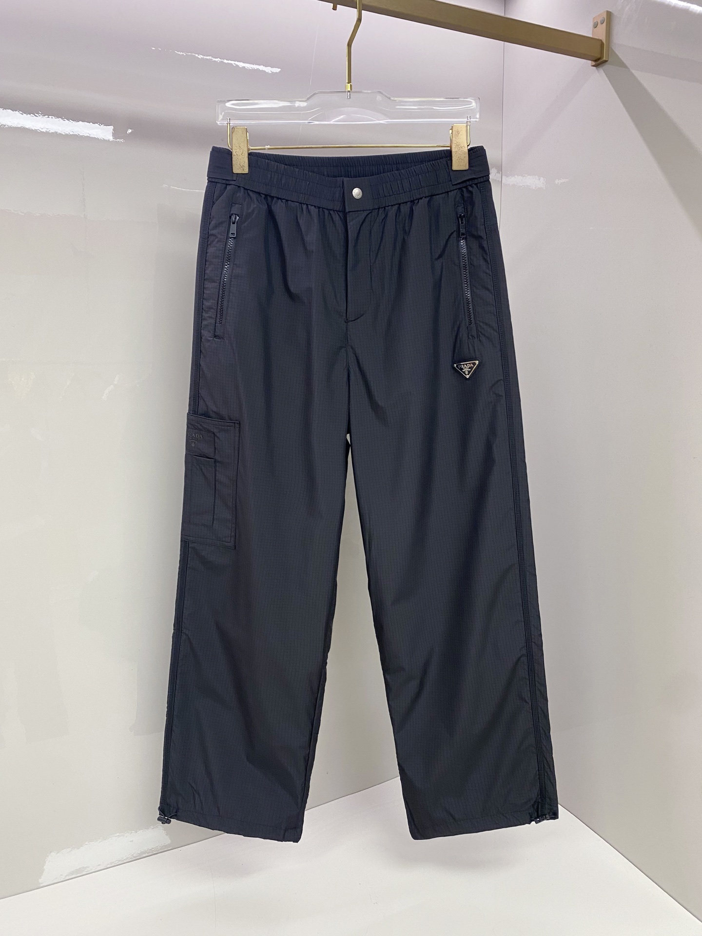 NO:692011,PRADA 25th Autumn and Winter New Casual Pants Customized enamel metal triangular logo casual trousers, elastic waistband with drawstring, light and drapey, a must-buy that can be worn all year round!  Color black, size 48-56,, prada, prada,19860909PRADA 普拉达 25年秋冬新款休闲裤 定制珐琅金属三角形徽标休闲长裤,松紧腰头配抽绳、轻盈有垂感,一年四季都能搭配上的必买款！ 颜色黑色 码数48-56,,prada,prada,,Men's clothing