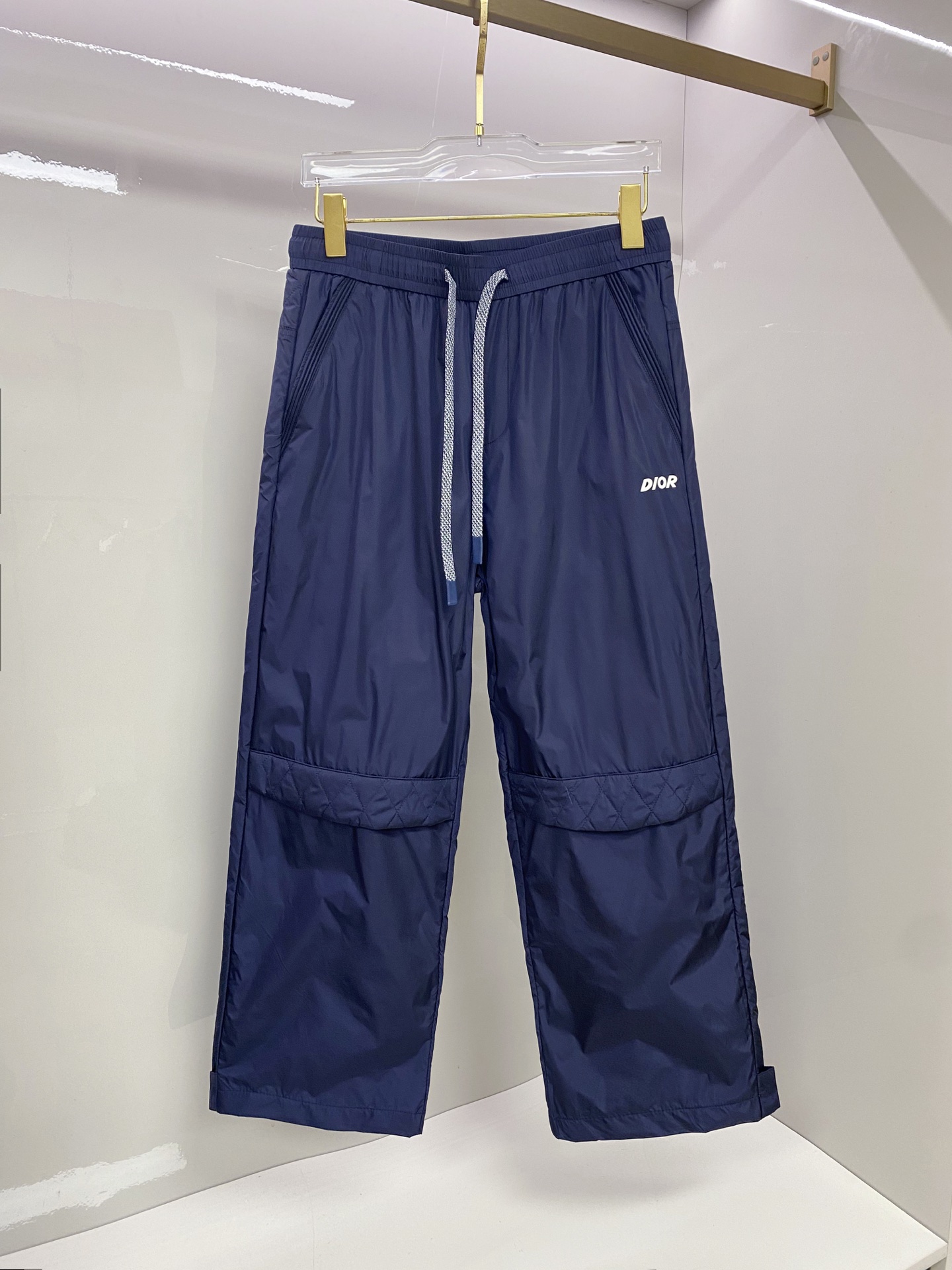 NO:691986,Dior Dior's 25th new autumn and winter casual pants have a strong sense of detail and design. The classic brand logo is used as a color match. The inner fabric is flat and breathable. It is simple and full of unique charm. The details are exquisitely processed, showing super high quality!  Color Black Blue Size 48-56,,dior,dior,19860909Dior迪奥 25年新款秋冬休闲裤 细节感和设计感强悍经典品牌标识做为色彩搭配,内里织面平整透气性极佳,简洁而富有独特魅力,细节处理精致到位,展现超高的品质！ 颜色黑色 蓝色 尺码48-56,,dior,dior,,Men's clothing