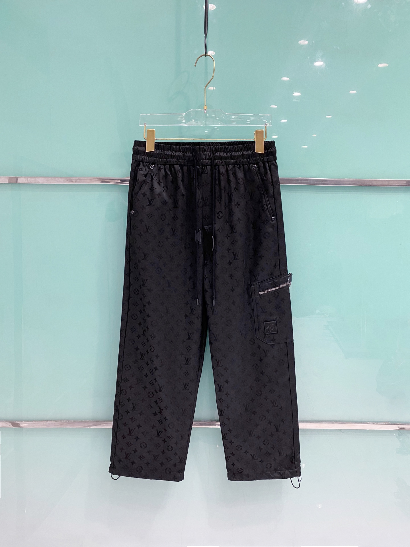 NO:681780,LV Lujia’s 25th autumn and winter new trousers, all-over customized printed logo design, a must-have fashion item!  Original customized hardware accessories, one not to be missed!  Color Black Size 48-56,,louis vuitton,louis vuitton,louis vuitton,19860909LV 驴家 25年秋冬新款长裤 通体定制印花logo设计,潮流时尚必备单品！原版定制五金辅料配件,不可错过的一款！ 颜色黑色 码数48-56,,louis vuitton,louis vuitton,louis vuitton,,Men's clothing