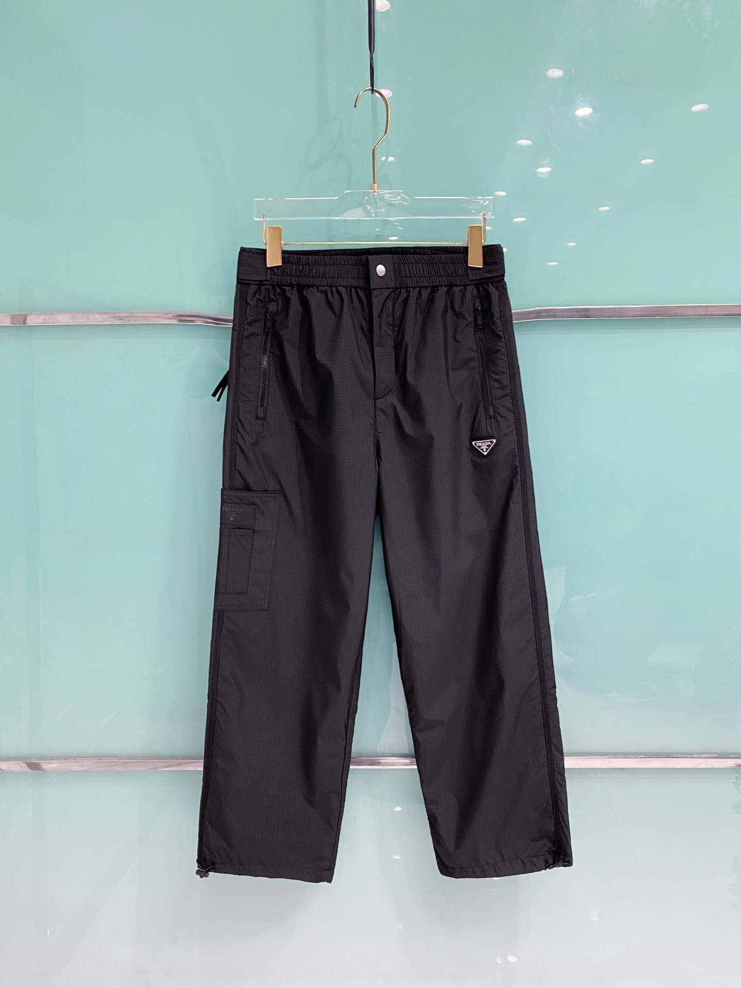 NO:681782,PRADA 25th Autumn and Winter New Casual Pants Customized enamel metal triangular logo casual trousers, elastic waistband with drawstring, light and drapey, a must-buy that can be worn all year round!  Color black, size 48-56,, prada, prada,19860909PRADA 普拉达 25年秋冬新款休闲裤 定制珐琅金属三角形徽标休闲长裤,松紧腰头配抽绳、轻盈有垂感,一年四季都能搭配上的必买款！ 颜色黑色 码数48-56,,prada,prada,,Men's clothing