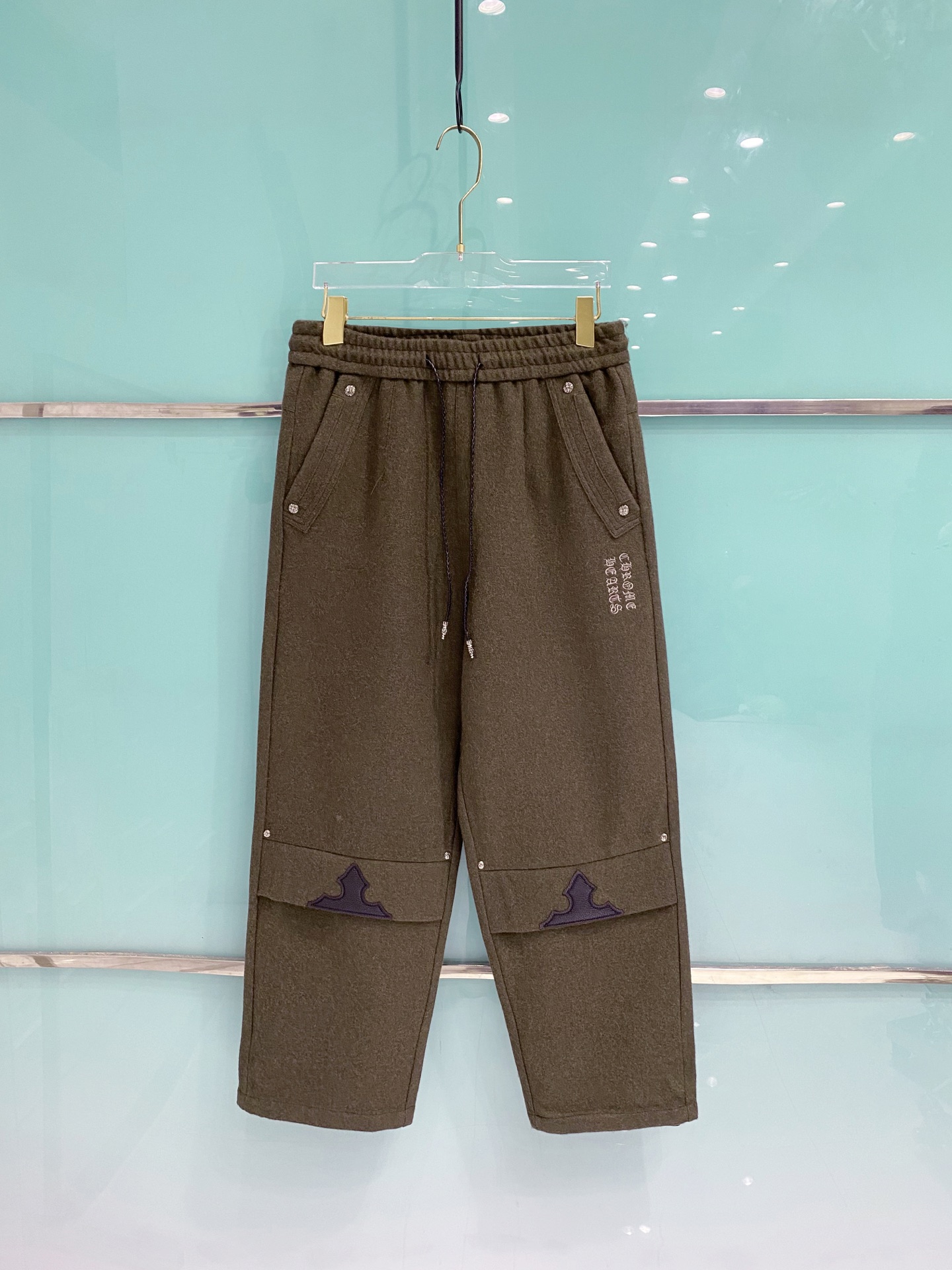 NO:681777,Chrome Heart* Chrome Heart 25 new winter wool trousers, customized cross leather set, customized Chrome Heart hardware accessories, loose and lazy style, versatile and suitable for everyone, the leather is all calfskin, and has been fixed for many times!  Color Brown Green Code Number 48-56,,chrome hearts,chrome hearts,cowhide,19860909Chrome Heart*克罗心 25年冬季新款羊毛长裤 定制十字架皮组,定制克罗心五金配件,宽松慵懒版型百搭不挑人均可驾驭,皮料均为小牛皮,做了多次固色处理！ 颜色棕绿色 码数48-56,,chrome hearts,chrome hearts,cowhide,,Men's clothing