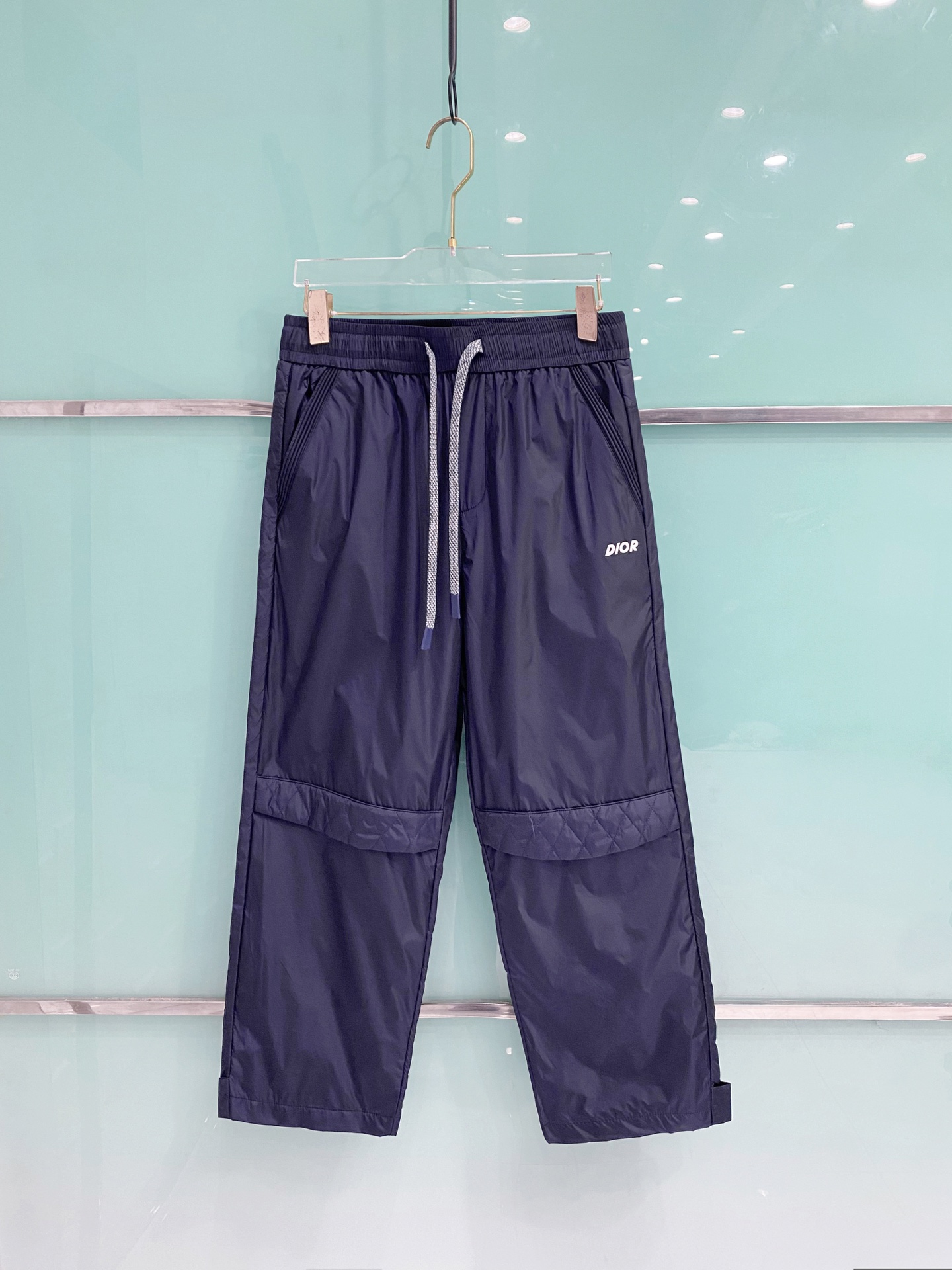 NO:681764,Dior Dior's 25th new autumn and winter casual pants have a strong sense of detail and design. The classic brand logo is used as a color match. The inner fabric is flat and breathable. It is simple and full of unique charm. The details are exquisitely processed, showing super high quality!  Color Black Blue Size 48-56,,dior,dior,19860909Dior迪奥 25年新款秋冬休闲裤 细节感和设计感强悍经典品牌标识做为色彩搭配,内里织面平整透气性极佳,简洁而富有独特魅力,细节处理精致到位,展现超高的品质！ 颜色黑色 蓝色 尺码48-56,,dior,dior,,Men's clothing