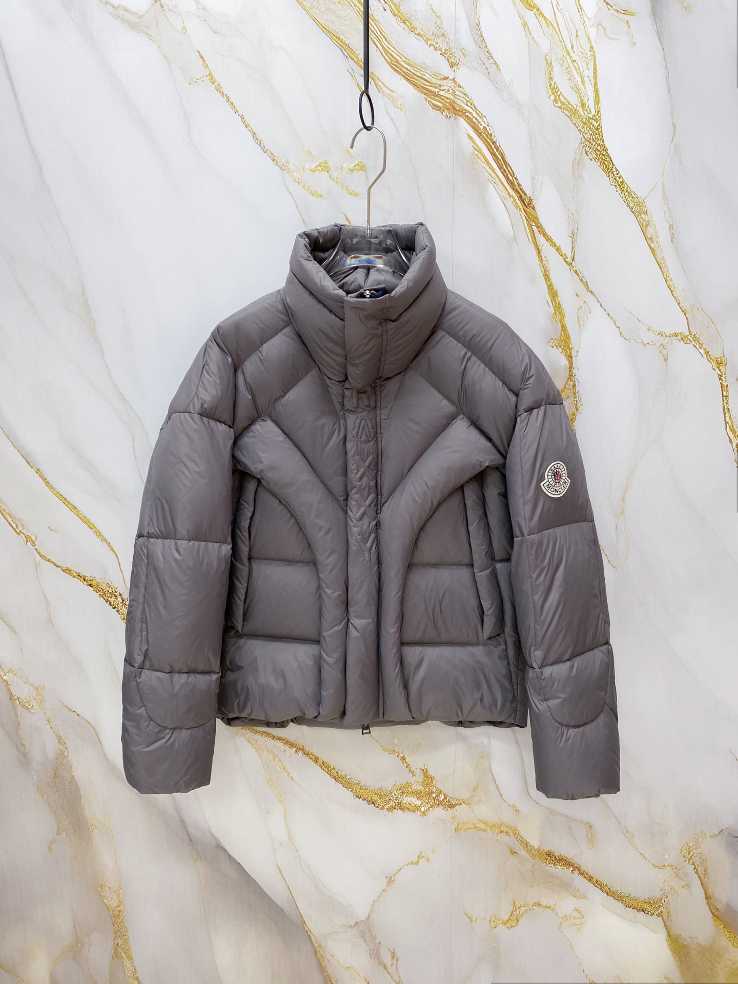 NO:712159,Moncler's hot-selling exclusive hot-selling 2025 autumn and winter new down jacket. Original 1:1 custom-made hardware accessories are all imported and original customization. Welcome to compare at the counter. Absolutely high quality. Made of top-grade 95 white duck down. Super soft and fluffy. Super heavy fabrics with perfect workmanship. Pay attention to the fabrics are super comfortable. Exclusive model. Non-market goods. Same sizes for men and women. Size M to XXXL, Moncler, down jacket,19860909Moncler 蒙口爆款独家爆款2025秋冬新款羽绒服 原版1:1订制五金配件全进口原版定制 欢迎专柜对比 绝对的高品质 采用顶级95白鸭绒 超柔软 充羽量蓬松饱满 超级重面料做工杠杠的版型完美 注意面料超舒服 独家款 非市场货 男女同款尺码码数.码数M一XXXL,,Moncler,down jacket,,Men's clothing