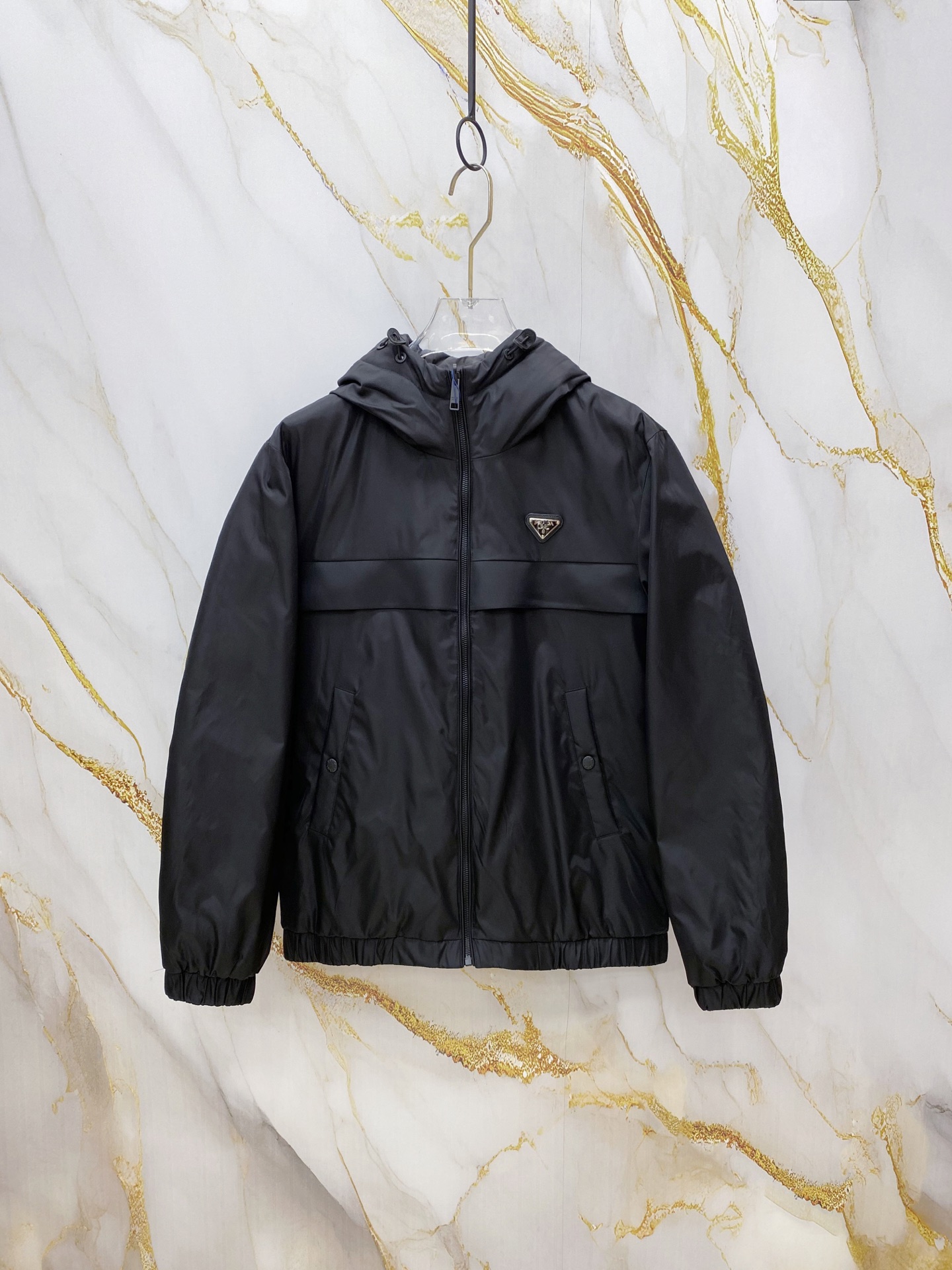 NO:712169,Prada Reversible 2025 Winter New Fashion Simple Brand Letter Inverted Triangle Embroidered Logo Down Jacket Overseas trading company quality control, rare products, limited sale. This hooded down jacket has a simple and clean design, and the upper body is fashionable and neat. The fabric is windproof and warm, and the interior is filled with high-quality duck down, which is fluffy and warm 001  The design improves the windproof effect, and the details are exquisite. The label on the chest shows the brand's fashion style, and the texture is perfect. It is very suitable for daily commuting and dating, practical and fashionable! Color black Size: 48-56 Unit cm Data reference: size 48, shoulder width 48cm, chest 108cm, length 65cm Size 50, shoulder width 49cm, chest 112cm, length 66cm  Size 52, shoulder width 50cm, bust 116cm, length 67cm Size 54, shoulder width 51cm, bust 120cm, length 68cm Size 56, shoulder width 52cm, bust 124cm, length 69cm,, prada, prada, jackets & coats, down jacket, hats,19860909Prada 普拉达 双面穿 2025冬季新款时尚简约品牌字母倒三角绣标羽绒服外套 海外贸易公司品控,精品稀出,限量发售. 这款连帽羽绒服外套,简约干净的设计,上身时尚利落.面料防风保暖,内里填充优质鸭绒,蓬松又保暖001 设计提升防风效果,细节精致,胸口处设计彰显品牌时尚格调的标签,质感满分.日常通勤、约会都非常适合,实用又时髦! 颜色黑色 尺码:48-56 单位cm 数据参考: 48码,肩宽48cm,胸围108cm,衣长65cm 50码,肩宽49cm,胸围112cm,衣长66cm 52码,肩宽50cm,胸围116cm,衣长67cm 54码,肩宽51cm,胸围120cm,衣长68cm 56码,肩宽52cm,胸围124cm,衣长69cm,,prada,prada,jackets & coats,down jacket,hats,,Men's clothing