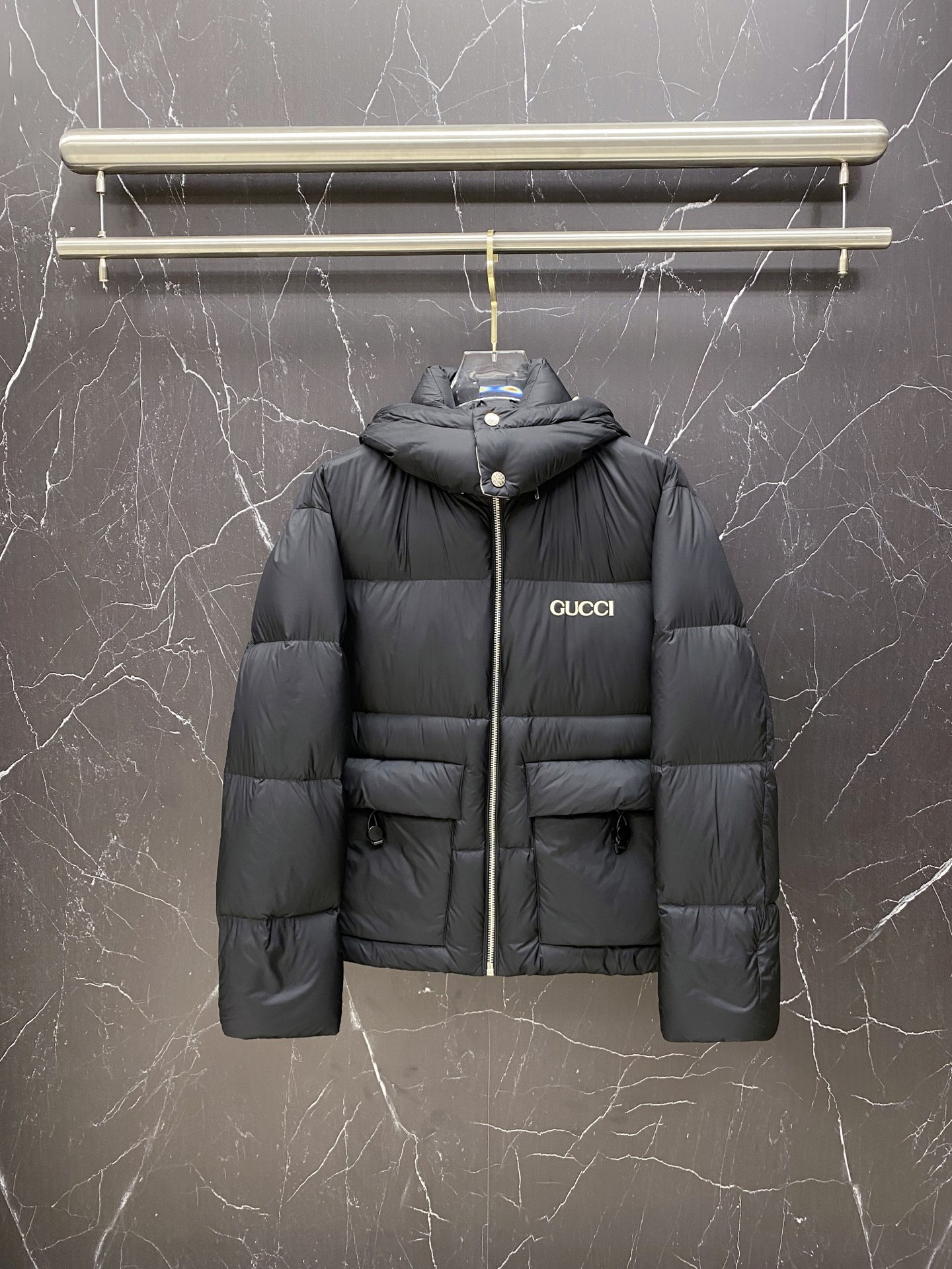 NO:691610,Gucci Gucci 2025 autumn and winter new products are released. G's new hats are shipped with detachable down. The fabrics and accessories are all original and customized. The texture is super strong. The inside is filled with the new national standard 95 white duck down. The hat is completely removable and has a collared down. Sizes 48-56. Hurry in., gucci, gucci, down jacket, hats,19860909Gucci 古奇 2025秋冬新品发布,G家新款帽子可拆卸羽绒出货,面料及辅料全部原版订制,质感超强,内里填充新国标95白鸭绒,帽子可完全脱卸成立领羽绒,48-56码,抓紧入,,gucci,gucci,down jacket,hats,,Men's clothing