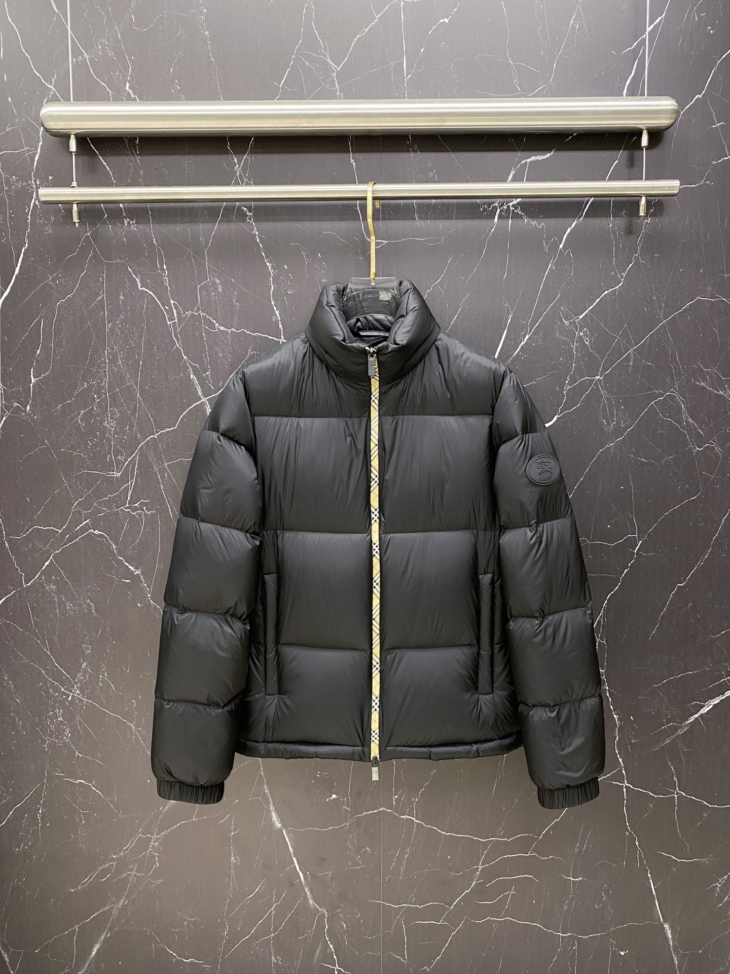 NO:691617,BBR Burberry 25FW new autumn and winter down jacket, plaid seamless gluing, high-end atmosphere, using imported fabrics to be windproof and waterproof, filled with new national standard 95 white duck down inside, full of down filling, customized hardware, simple and fashionable, suitable for business, leisure and other occasions, counter synchronization, color black, code number 48-56,, burberry, down jacket,19860909BBR巴宝莉25FW秋冬新款羽绒服 格子无痕压胶 高端大气 选用进口面料防风防水 内里填充新国标95白鸭绒 充绒量十足 定制五金 简约时尚 适配商务、休闲等多种场合 专柜同步 颜色黑 码数48-56,,burberry,down jacket,,Men's clothing