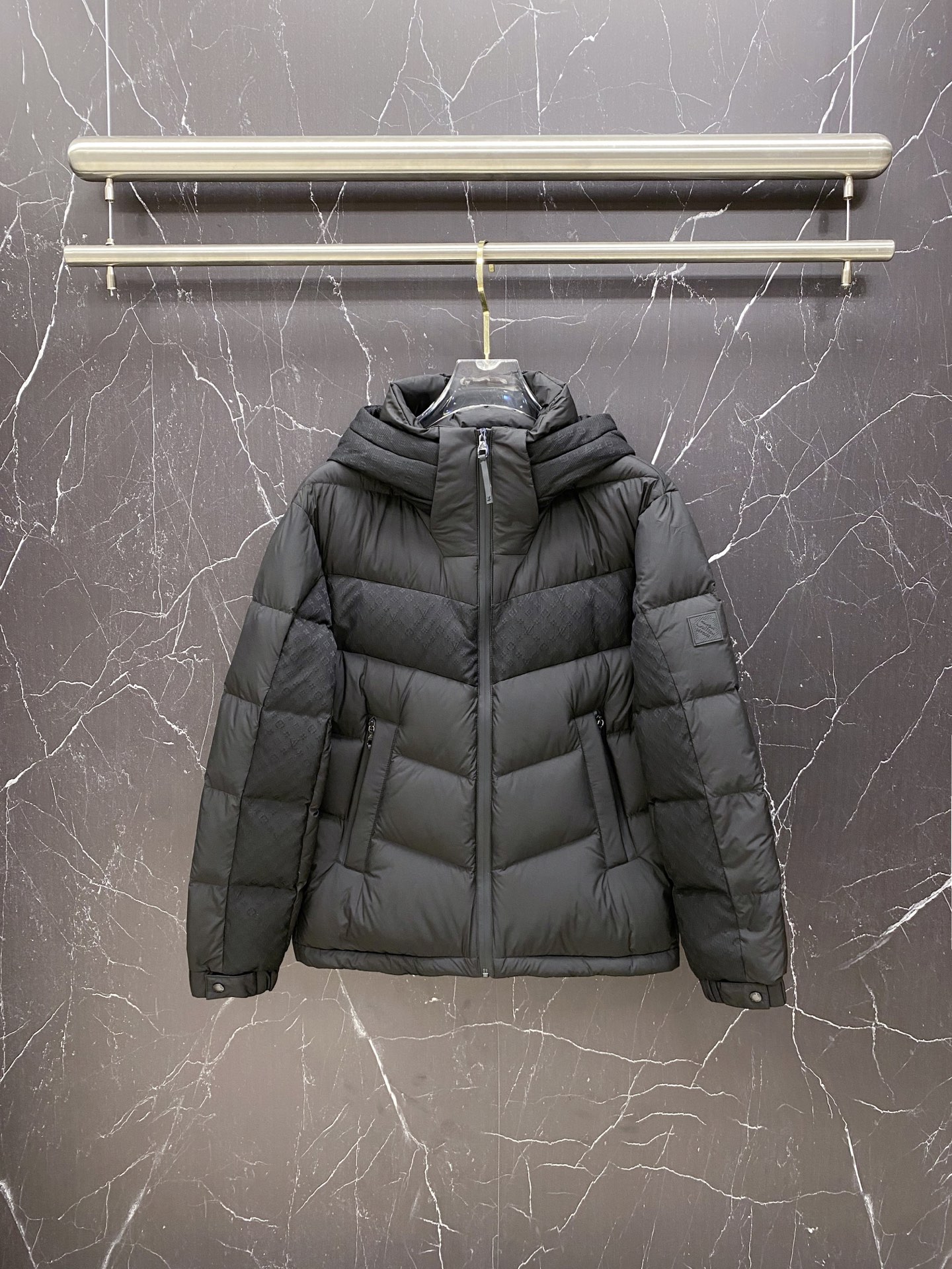 NO:691622,LV's hot exclusive hot style 2025 autumn and winter new down jacket. Original 1:1 customized hardware accessories are all imported and original customization. Welcome to compare at the counter. Absolutely high quality. Made of top 95 white duck down. Super soft. Filled with fluffy and full feathers. Super heavy fabrics with perfect workmanship. Pay attention to the fabrics are super comfortable. Exclusive model. Non-market goods. Same sizes for men and women. Size M to XXXL, Louis Vuitton, down jacket,19860909LV爆款独家爆款2025秋冬新款羽绒服 原版1:1订制五金配件全进口原版定制 欢迎专柜对比 绝对的高品质 采用顶级95白鸭绒 超柔软 充羽量蓬松饱满 超级重面料做工杠杠的版型完美 注意面料超舒服 独家款 非市场货 男女同款尺码码数.码数M一XXXL,,louis vuitton,down jacket,,Men's clothing