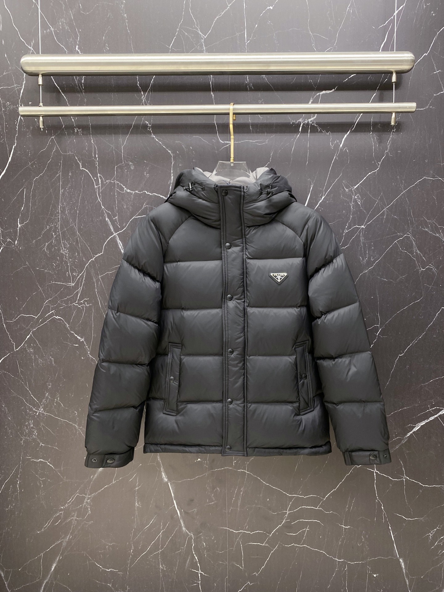 NO:691613,Prada Prada 2025 autumn and winter new original custom hardware accessories are all imported and original customization. Welcome to compare. Absolutely high quality. Made of top-grade 95 white duck down. Super soft. Full and fluffy. Super heavy fabric. Perfect workmanship. Pay attention to the fabric. Super comfortable. Exclusive model. Non-market goods. Same size for men and women. M-3XL, prada, prada,19860909Prada 普拉达 2025秋冬新款原版订制五金配件全进口原版定制 欢迎对比 绝对的高品质 采用顶级95白鸭绒 超柔软 充羽量蓬松饱满 超级重面料做工杠杠的版型完美 注意面料超舒服 独家款 非市场货 男女同款尺码M-3XL,,prada,prada,,Men's clothing