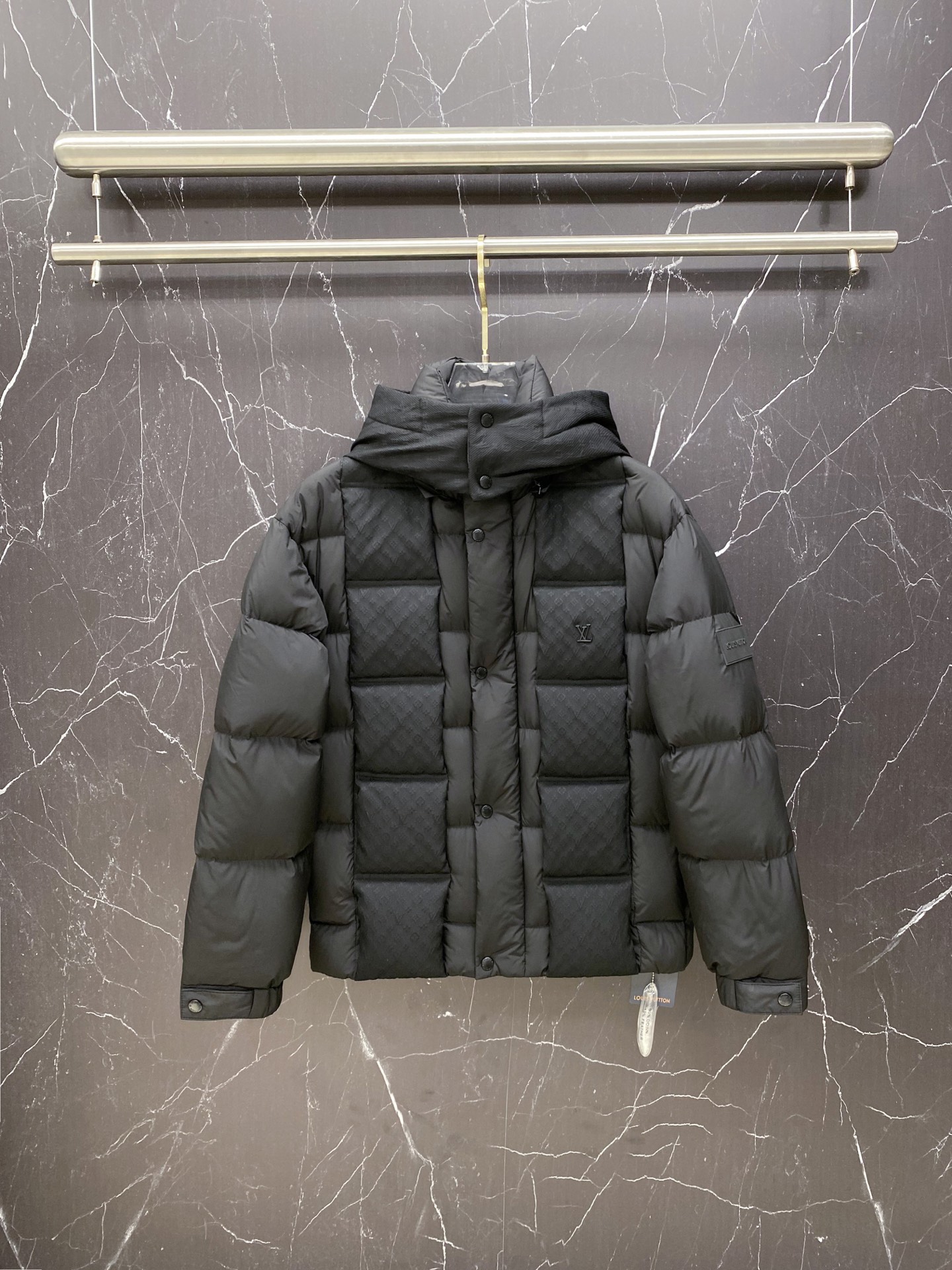 NO:691615,Special down Louis Vuitton Lv3033 silicone letter epaulette, ladder stitching MONOGRAM presbyopic three-dimensional embossed hooded down jacket. Removable hood, variable stand-up collar jacket. Goose down filling. Extremely lightweight and warm.  This short down jacket is a statement piece, designed for modern men who value functionality and beauty. This down jacket is a model of avant-garde men's wear, made of lightweight tear-resistant nylon fabric. Decorated with novel MONOGRAM presbyopic three-dimensional relief embossing and classic logo inscription on the chest. Made of fine soft fabric Polyester fiber lining Filled with down Detachable hooded design Double zipper snap closure Snap snap closure pockets  Elastic cuffs Drawstring hem MONOGRAM three-dimensional embossed design Step stitching design Classic logo on the chest The zipper is equipped with LV inscribed zipper puller SizeM-3XL (48-56) Black,,louis vuitton,louis vuitton,jackets & coats,jackets & coats,down jacket,hats,19860909特级羽绒Louis Vuitton Lv3033 硅胶字母肩章,阶梯拼接MONOGRAM老花立体浮雕压花连帽羽绒外套.连帽可脱卸,可变立领夹克.鹅绒填充.极致轻便保暖. 此款短款羽绒夹克是一款个性单品,专为注重功能性和美观的现代男士设计.此款羽绒夹克是前卫男装的典范之作,采用具有轻盈抗撕裂尼龙面料制成.饰有新颖的MONOGRAM老花立体浮雕压花,胸前饰有经典logo铭文标识. 采用细密柔软面料制成 聚酯纤维衬里 填充羽绒 连帽可脱卸设计 拉链按扣双开合 按扣开合口袋 松紧袖口 抽绳式下摆 MONOGRAM老花立体浮雕压花设计 阶梯拼接式设计 胸前饰有经典logo标识 拉链配有LV铭纹拉链头 SizeM-3XL (48-56) 黑色,,louis vuitton,louis vuitton,jackets & coats,jackets & coats,down jacket,hats,,Men's clothing