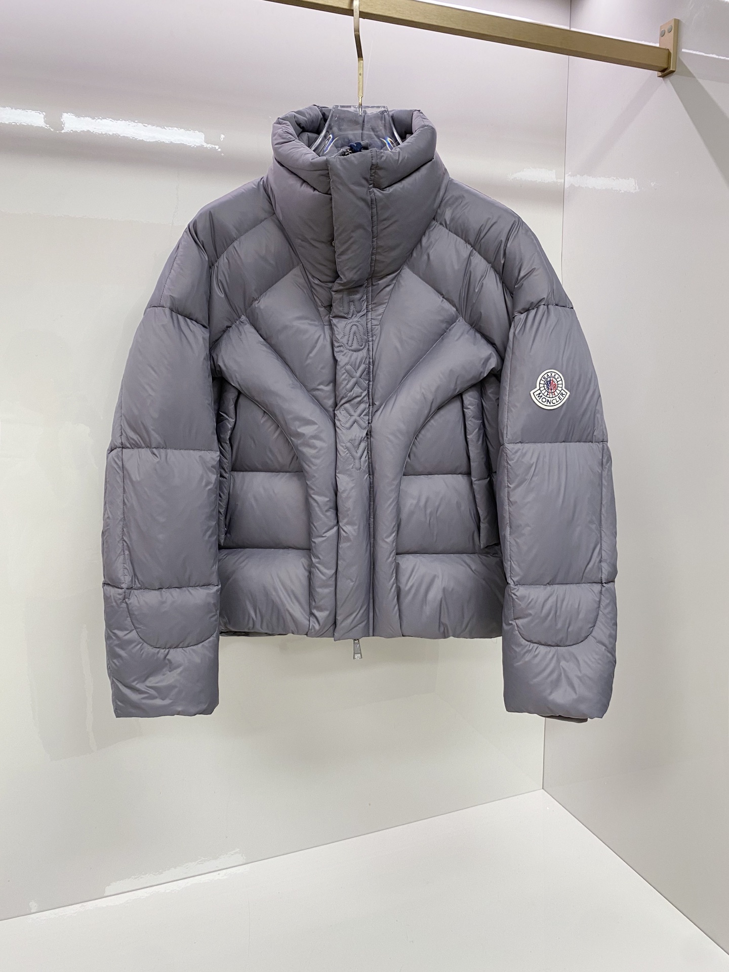 NO:691969,Moncler's hot-selling exclusive hot-selling 2025 autumn and winter new down jacket. Original 1:1 custom-made hardware accessories are all imported and original customization. Welcome to compare at the counter. Absolutely high quality. Made of top-grade 95 white duck down. Super soft and fluffy. Super heavy fabrics with perfect workmanship. Pay attention to the fabrics are super comfortable. Exclusive model. Non-market goods. Same sizes for men and women. Size M to XXXL, Moncler, down jacket,19860909Moncler 蒙口爆款独家爆款2025秋冬新款羽绒服 原版1:1订制五金配件全进口原版定制 欢迎专柜对比 绝对的高品质 采用顶级95白鸭绒 超柔软 充羽量蓬松饱满 超级重面料做工杠杠的版型完美 注意面料超舒服 独家款 非市场货 男女同款尺码码数.码数M一XXXL,,Moncler,down jacket,,Men's clothing