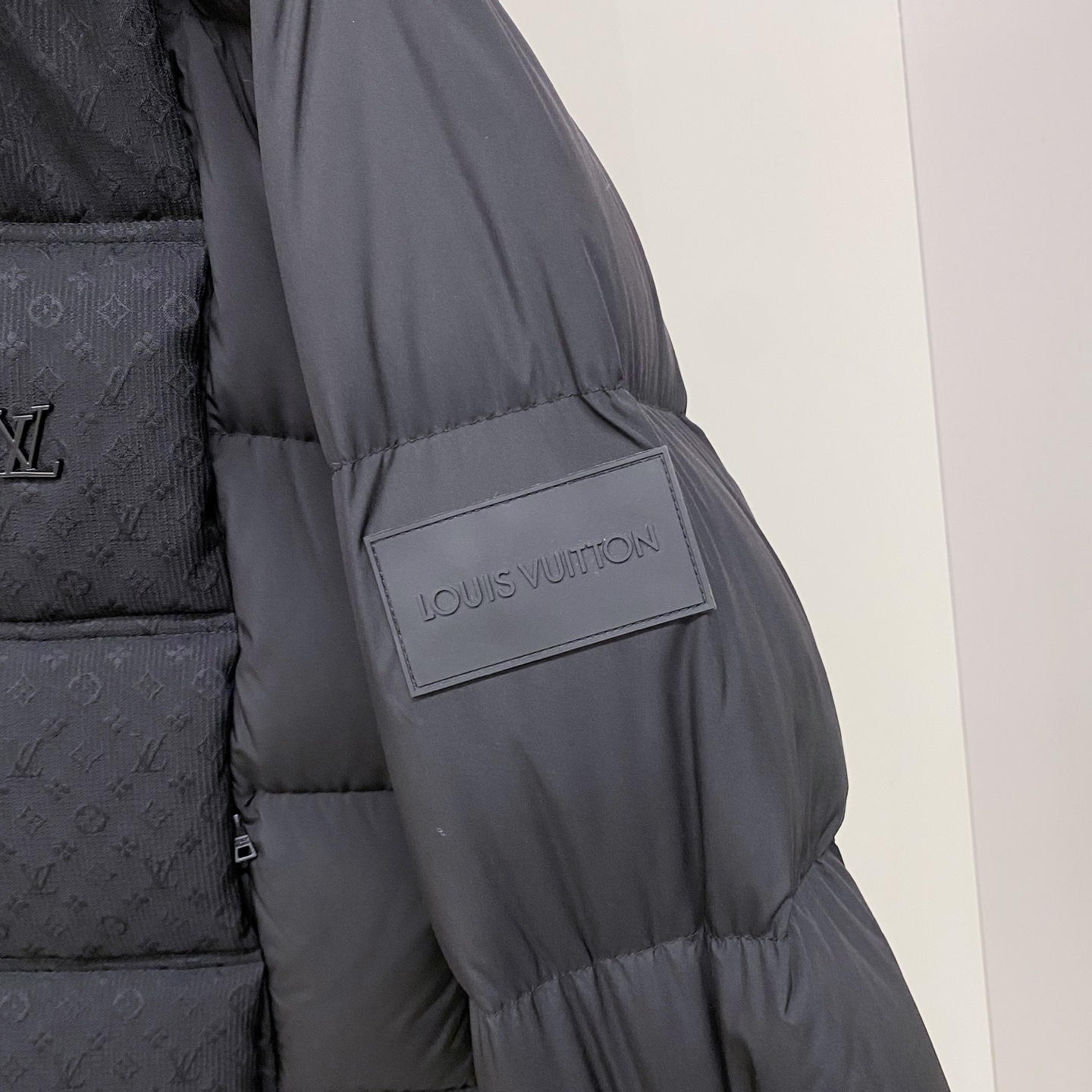 特级羽绒⬆️Louis Vuitton Lv3033 硅胶字母肩章,阶梯拼接MONOGRAM老花立体浮雕