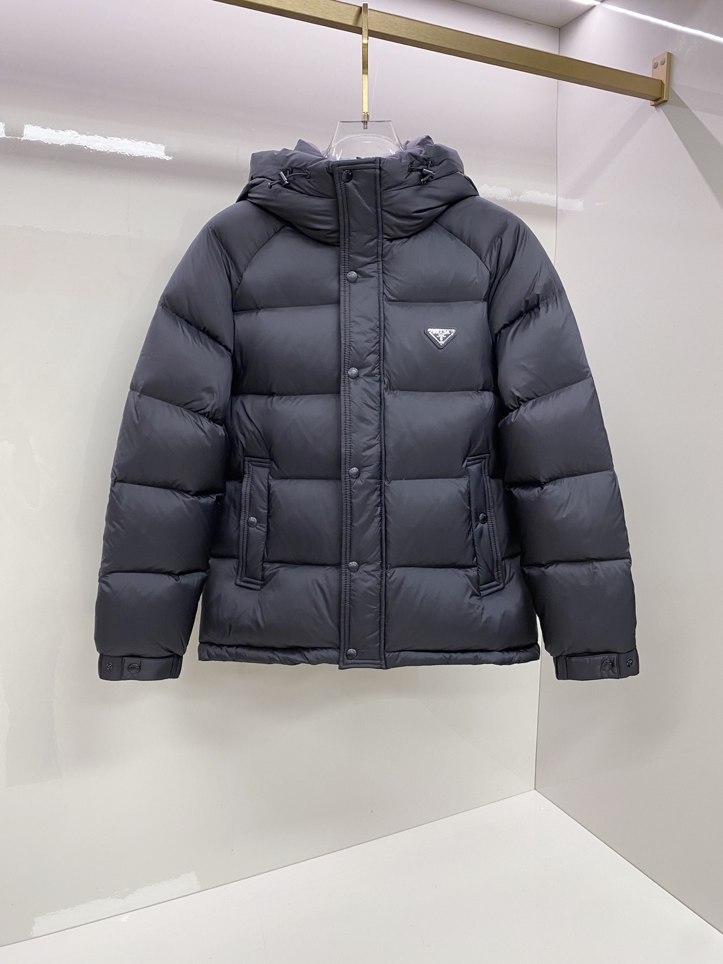 NO:691974,Prada Prada 2025 autumn and winter new original custom hardware accessories are all imported and original customization. Welcome to compare. Absolutely high quality. Made of top-grade 95 white duck down. Super soft. Full and fluffy. Super heavy fabric. Perfect workmanship. Pay attention to the fabric. Super comfortable. Exclusive model. Non-market goods. Same size for men and women. M-3XL, prada, prada,19860909Prada 普拉达 2025秋冬新款原版订制五金配件全进口原版定制 欢迎对比 绝对的高品质 采用顶级95白鸭绒 超柔软 充羽量蓬松饱满 超级重面料做工杠杠的版型完美 注意面料超舒服 独家款 非市场货 男女同款尺码M-3XL,,prada,prada,,Men's clothing