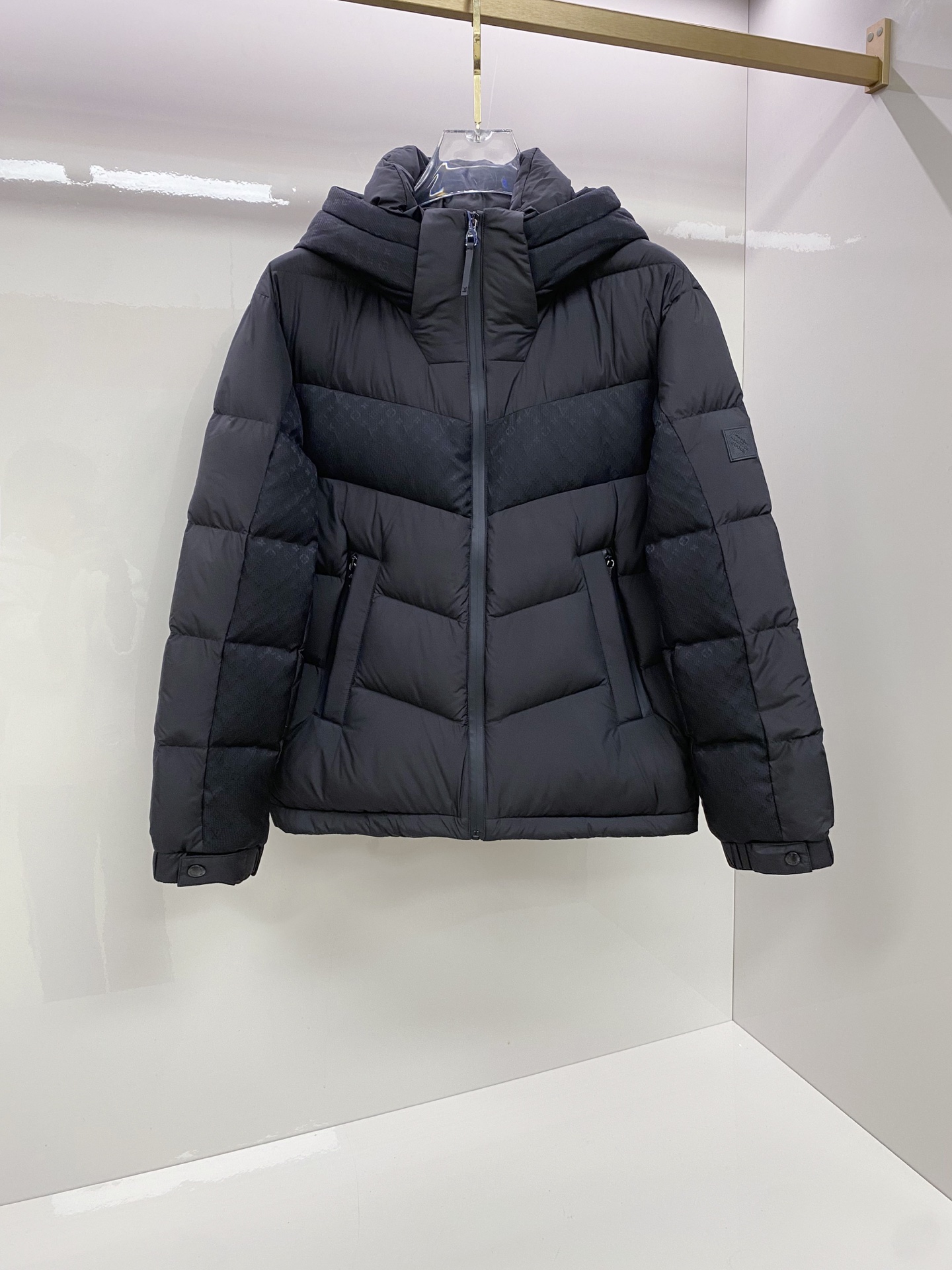 NO:691996,LV's hot exclusive hot style 2025 autumn and winter new down jacket. Original 1:1 customized hardware accessories are all imported and original customization. Welcome to compare at the counter. Absolutely high quality. Made of top 95 white duck down. Super soft. Filled with fluffy and full feathers. Super heavy fabrics with perfect workmanship. Pay attention to the fabrics are super comfortable. Exclusive model. Non-market goods. Same sizes for men and women. Size M to XXXL, Louis Vuitton, down jacket,19860909LV爆款独家爆款2025秋冬新款羽绒服 原版1:1订制五金配件全进口原版定制 欢迎专柜对比 绝对的高品质 采用顶级95白鸭绒 超柔软 充羽量蓬松饱满 超级重面料做工杠杠的版型完美 注意面料超舒服 独家款 非市场货 男女同款尺码码数.码数M一XXXL,,louis vuitton,down jacket,,Men's clothing