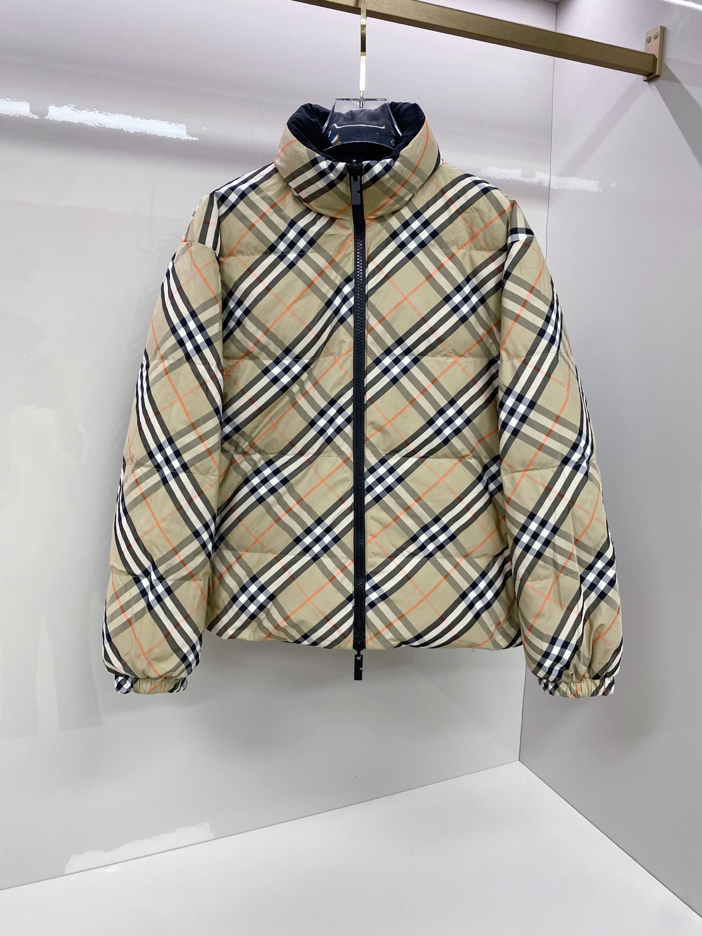 NO:691989,Burberry 25SS BUR exclusive latest double-sided stand-up collar down jacket. Noble high-level request order, high standard customization. Made of customer-supplied environmentally friendly polyester fiber fabric, anti-wrinkle three-dimensional, windproof and warm. Logo badge decoration on the front chest. Fashionable and stylish; customer-supplied high-quality hardware accessories, full of luxury. Size M-3XL,,burberry,burberry,jackets & coats,down jacket,19860909Burberry 巴宝莉 25SS BUR独家最新双面立领羽绒服外套 贵族高级别要求订单 高标准定制 采用客供环保聚酯纤维面料,抗皱立体,防风保暖 前胸logo徽章装饰 时尚有型；客供高品质五金辅料,高级感满满. 码数M-3XL,,burberry,burberry,jackets & coats,down jacket,,Men's clothing