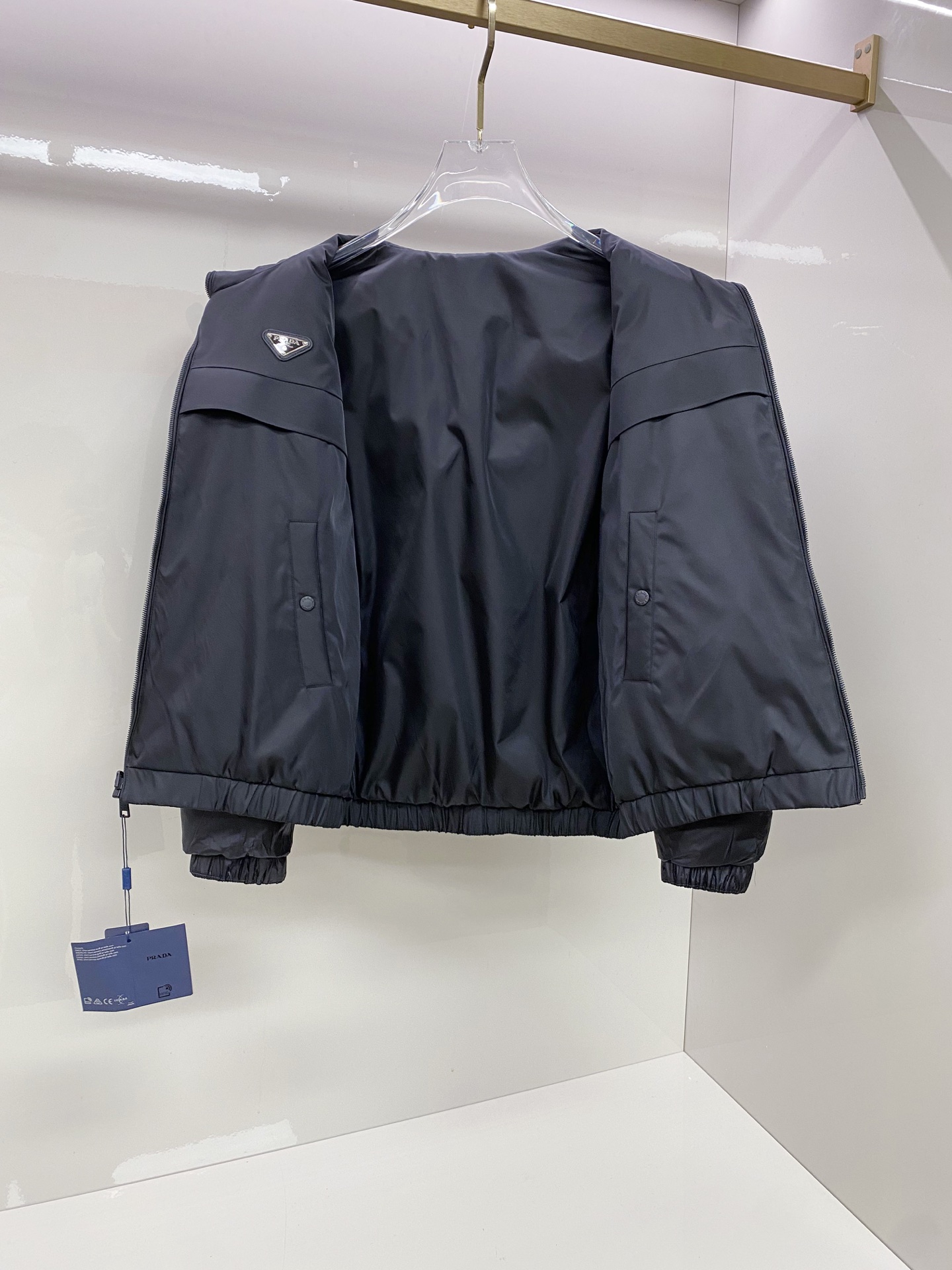 Prada 普拉达 双面穿 2025冬季新款时尚简约品牌字母倒三角绣标羽绒服外套海外贸易公司品控，精品稀