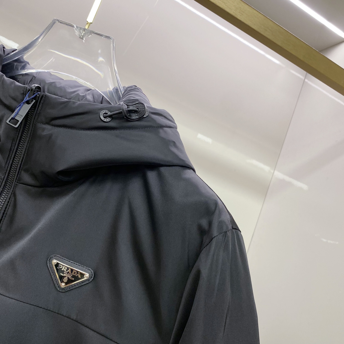 Prada 普拉达 双面穿 2025冬季新款时尚简约品牌字母倒三角绣标羽绒服外套海外贸易公司品控，精品稀