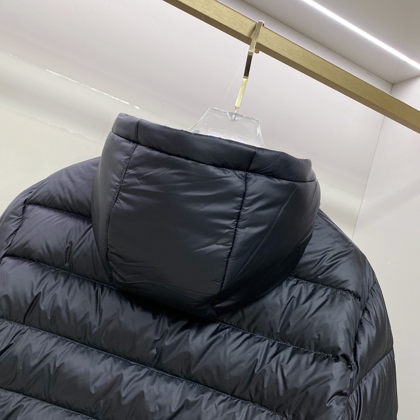 Prada 普拉达 双面穿 2025冬季新款时尚简约品牌字母倒三角绣标羽绒服外套海外贸易公司品控，精品稀