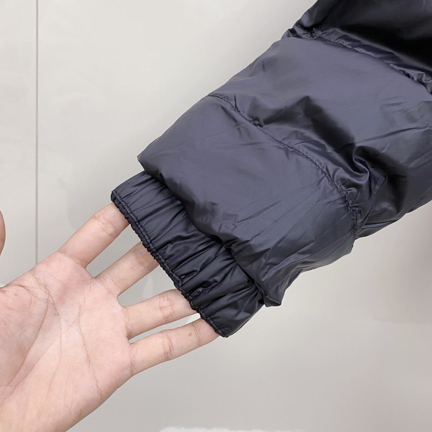 Prada 普拉达 双面穿 2025冬季新款时尚简约品牌字母倒三角绣标羽绒服外套海外贸易公司品控，精品稀