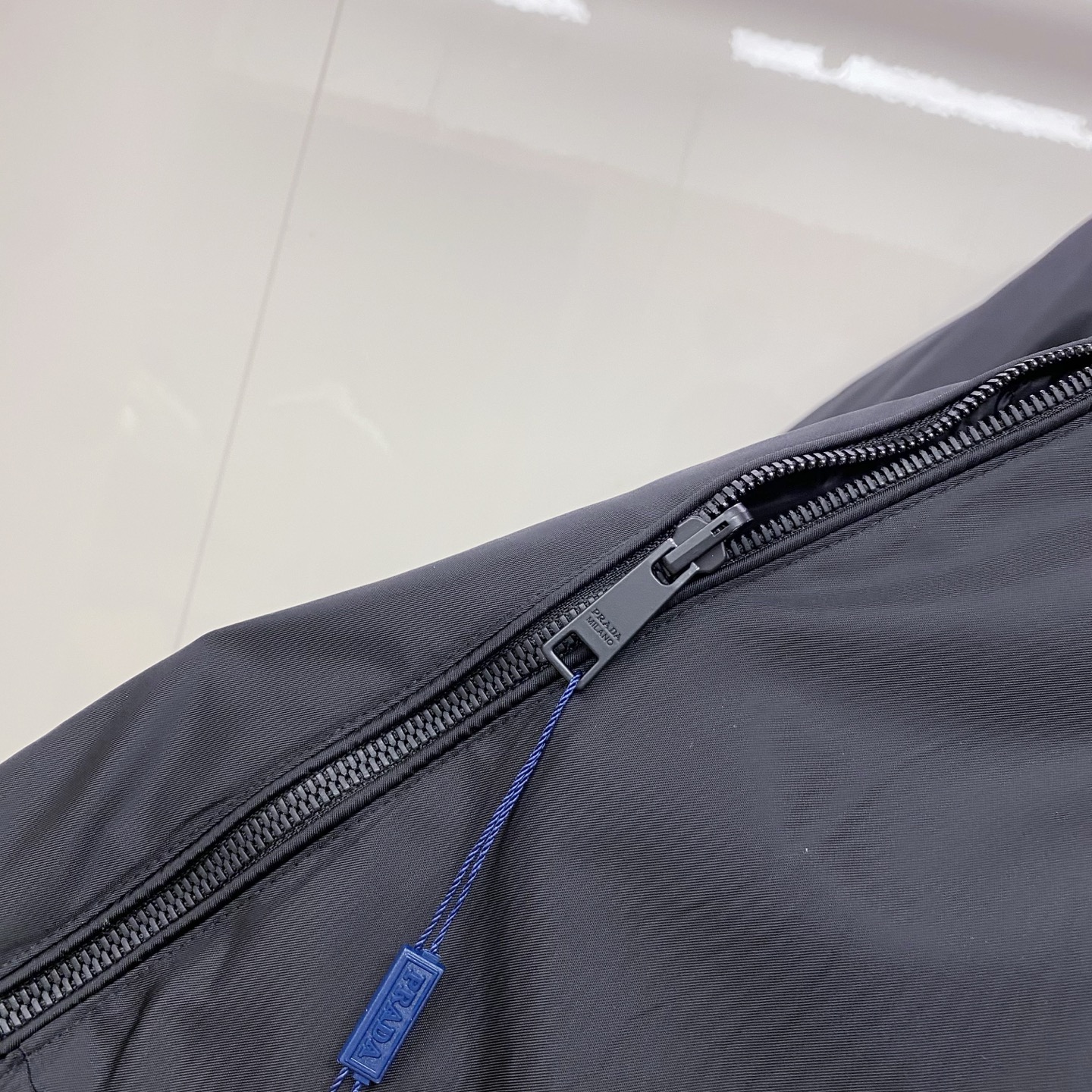 Prada 普拉达 双面穿 2025冬季新款时尚简约品牌字母倒三角绣标羽绒服外套海外贸易公司品控，精品稀