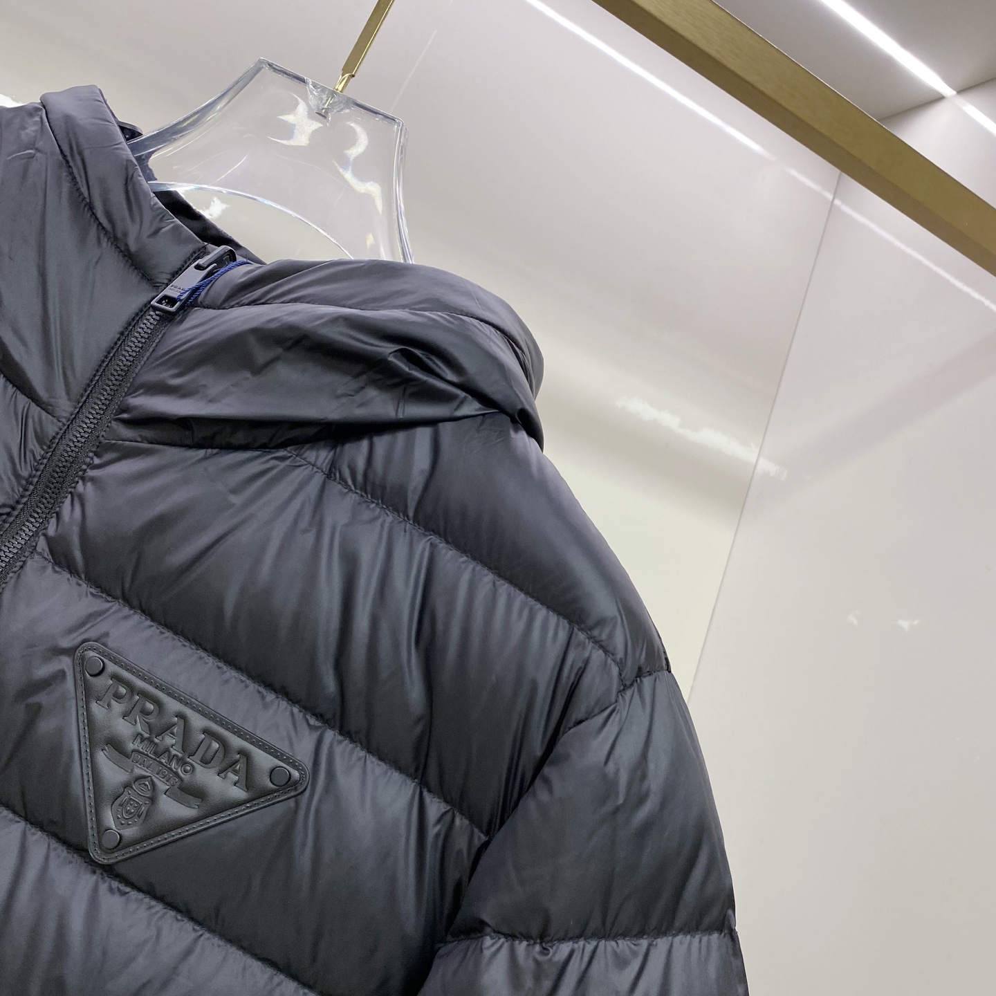 Prada 普拉达 双面穿 2025冬季新款时尚简约品牌字母倒三角绣标羽绒服外套海外贸易公司品控，精品稀