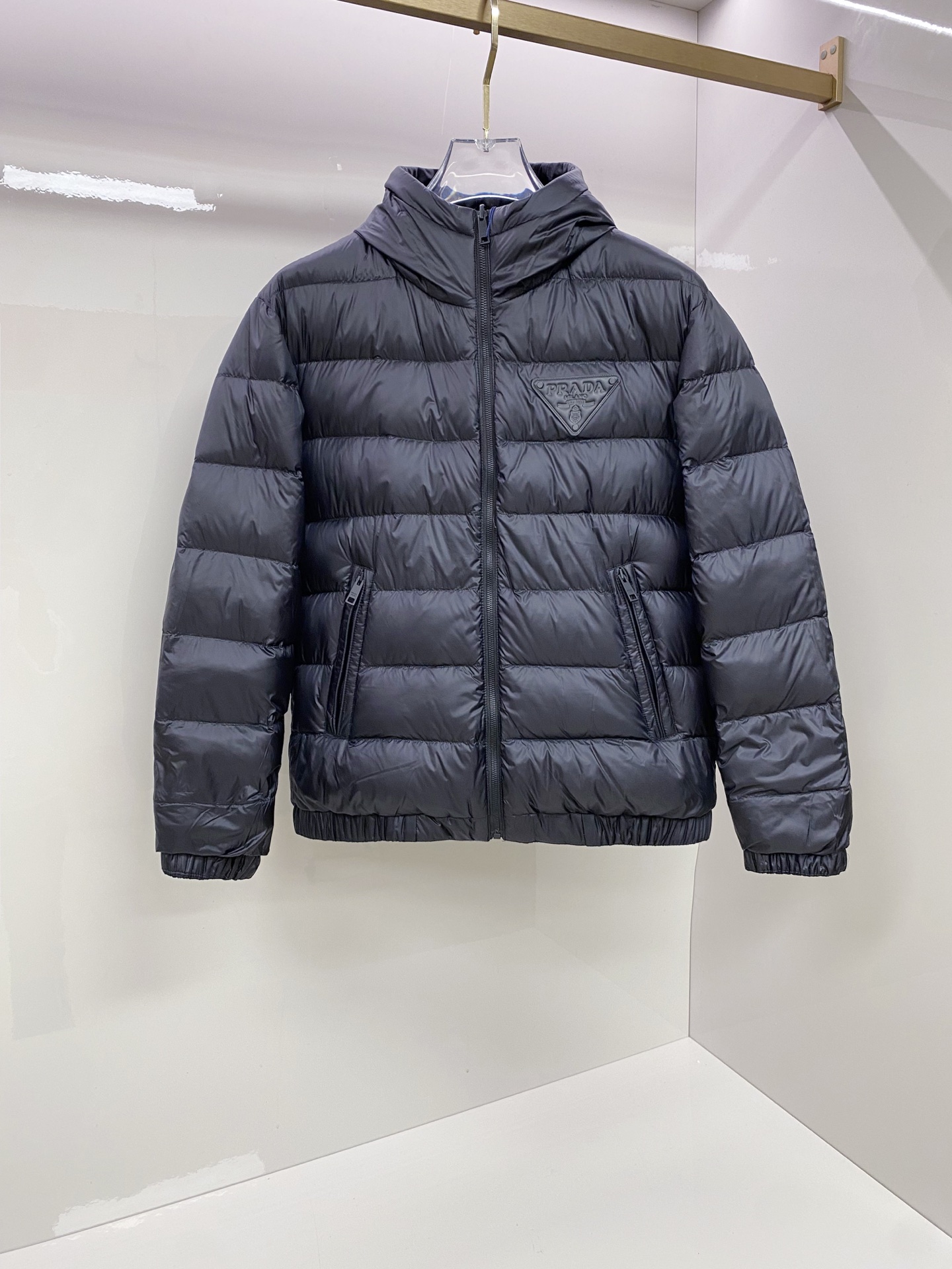 Prada 普拉达 双面穿 2025冬季新款时尚简约品牌字母倒三角绣标羽绒服外套海外贸易公司品控，精品稀