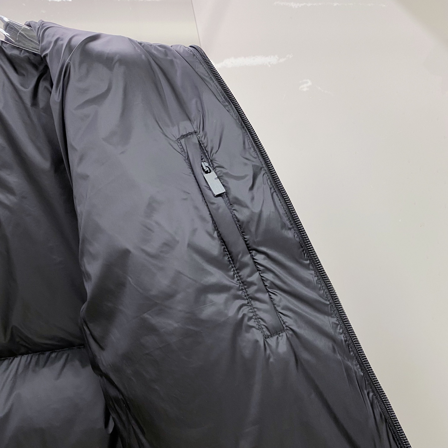 Prada 普拉达 双面穿 2025冬季新款时尚简约品牌字母倒三角绣标羽绒服外套海外贸易公司品控，精品稀