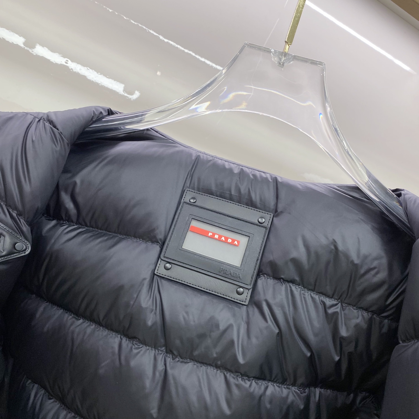 Prada 普拉达 双面穿 2025冬季新款时尚简约品牌字母倒三角绣标羽绒服外套海外贸易公司品控，精品稀