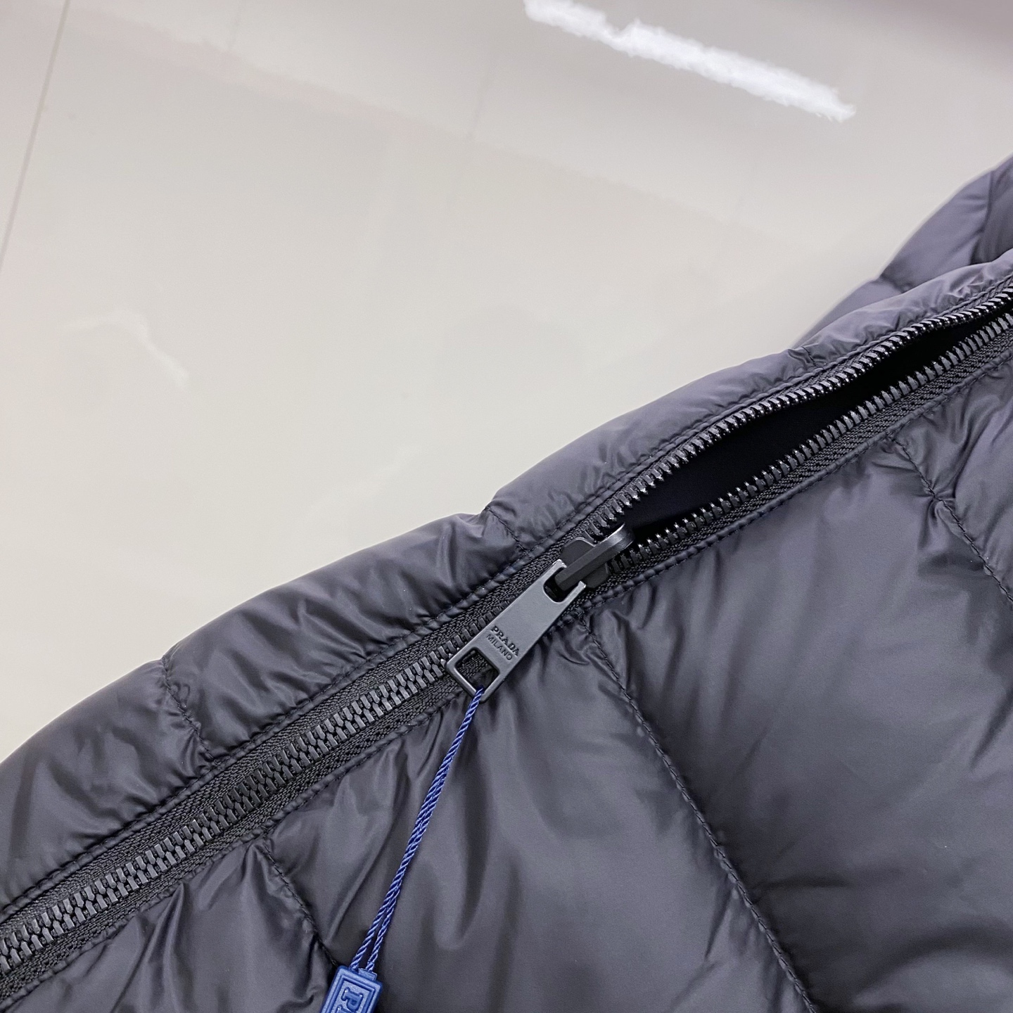 Prada 普拉达 双面穿 2025冬季新款时尚简约品牌字母倒三角绣标羽绒服外套海外贸易公司品控，精品稀